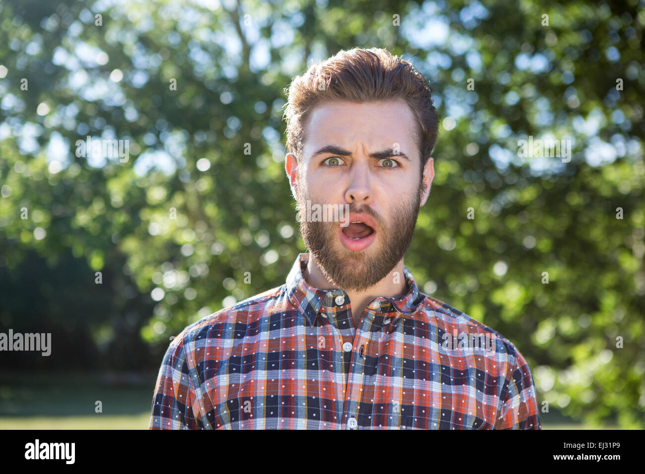 Choqué hipster looking at camera Banque D'Images