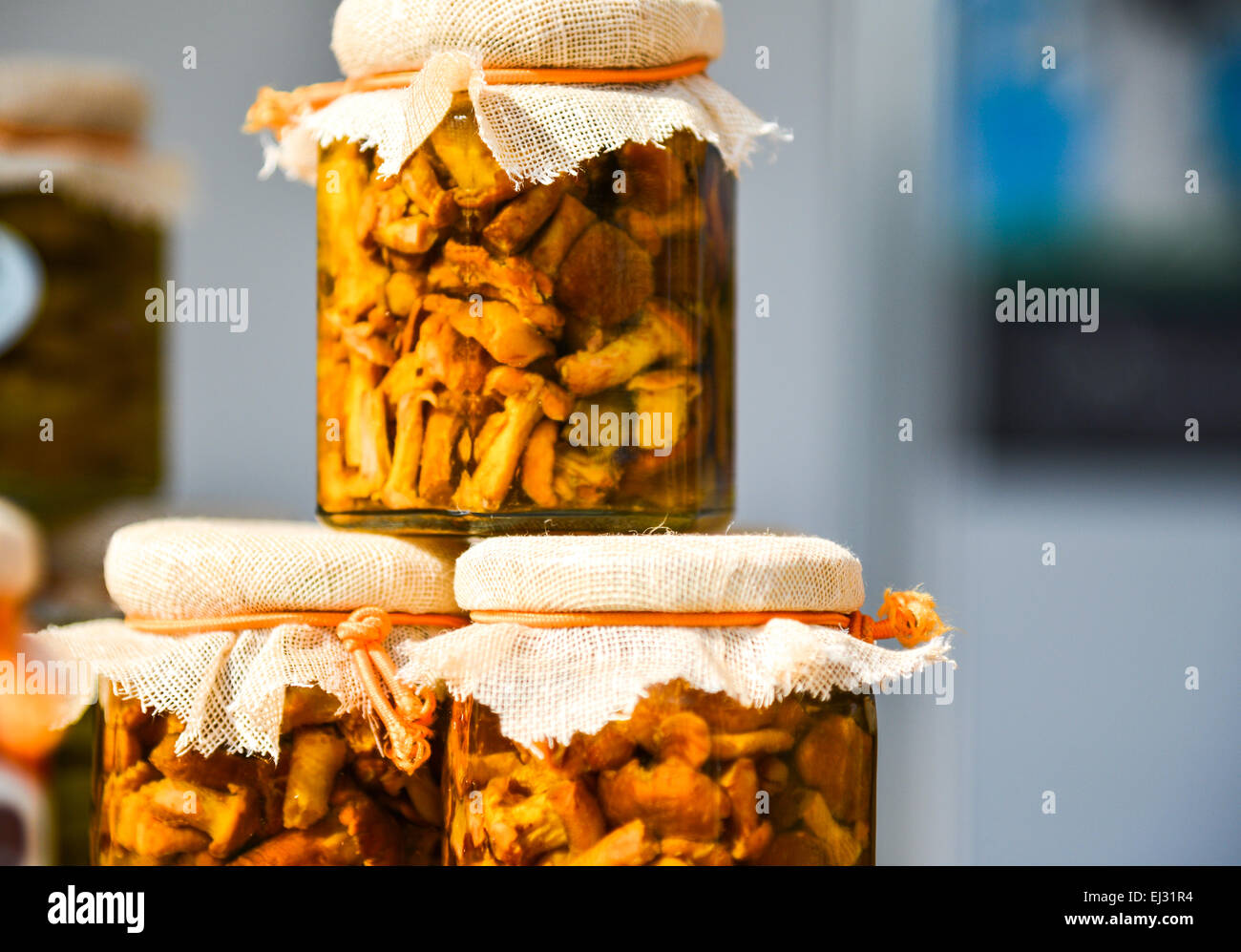 Champignons marinés dans un bocal en verre Banque D'Images