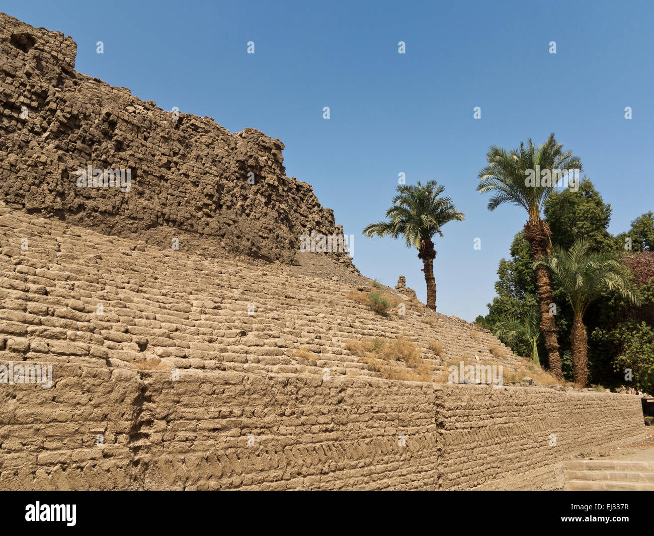 Nouveau mur de brique de boue ancienne à l'appui des murs de brique de boue dans le musée de plein air à Karnak Temple, Luxor Egypte Banque D'Images