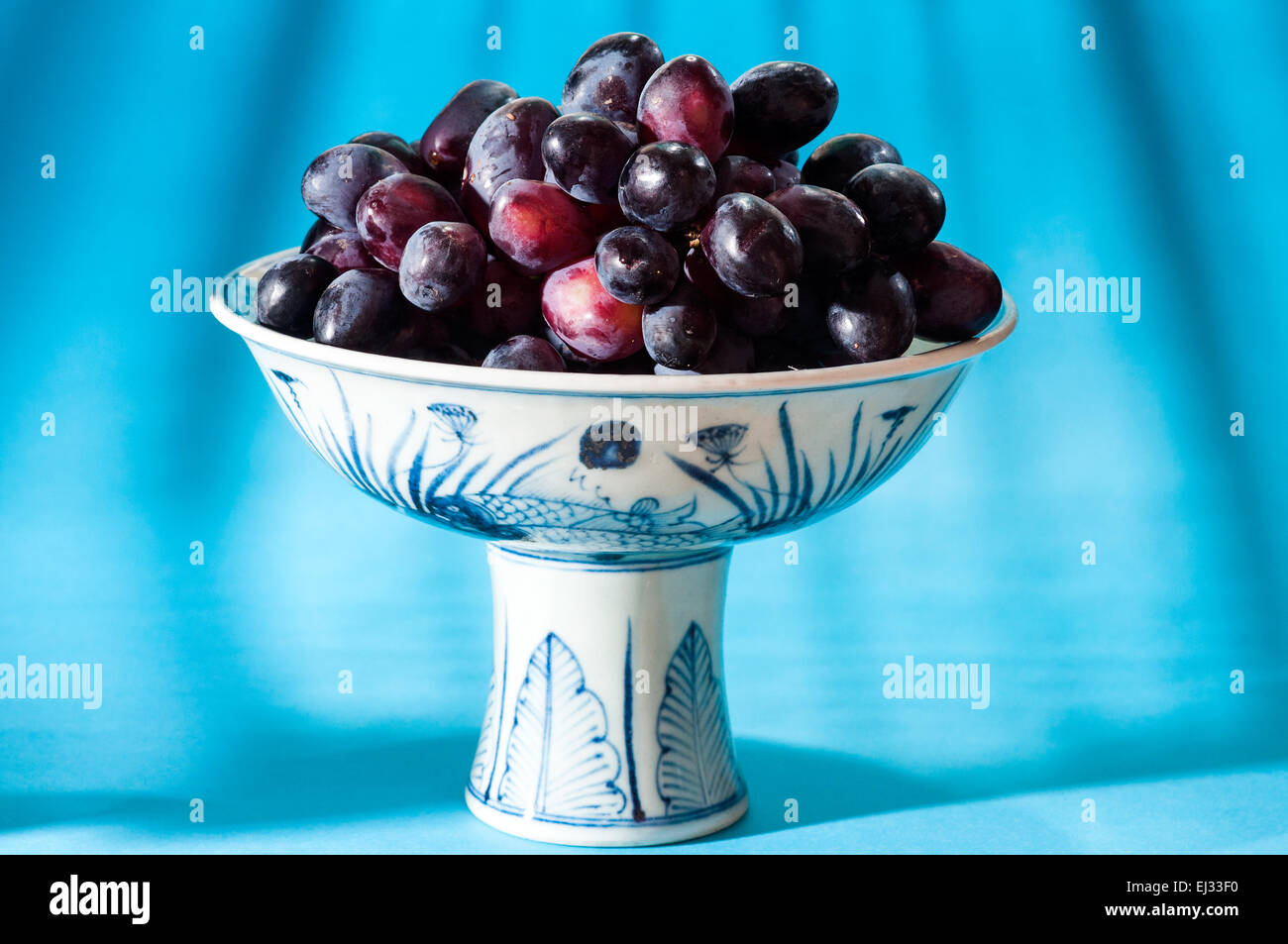 Dynastie des Ming bol chinois de raisins noirs dans studio Banque D'Images