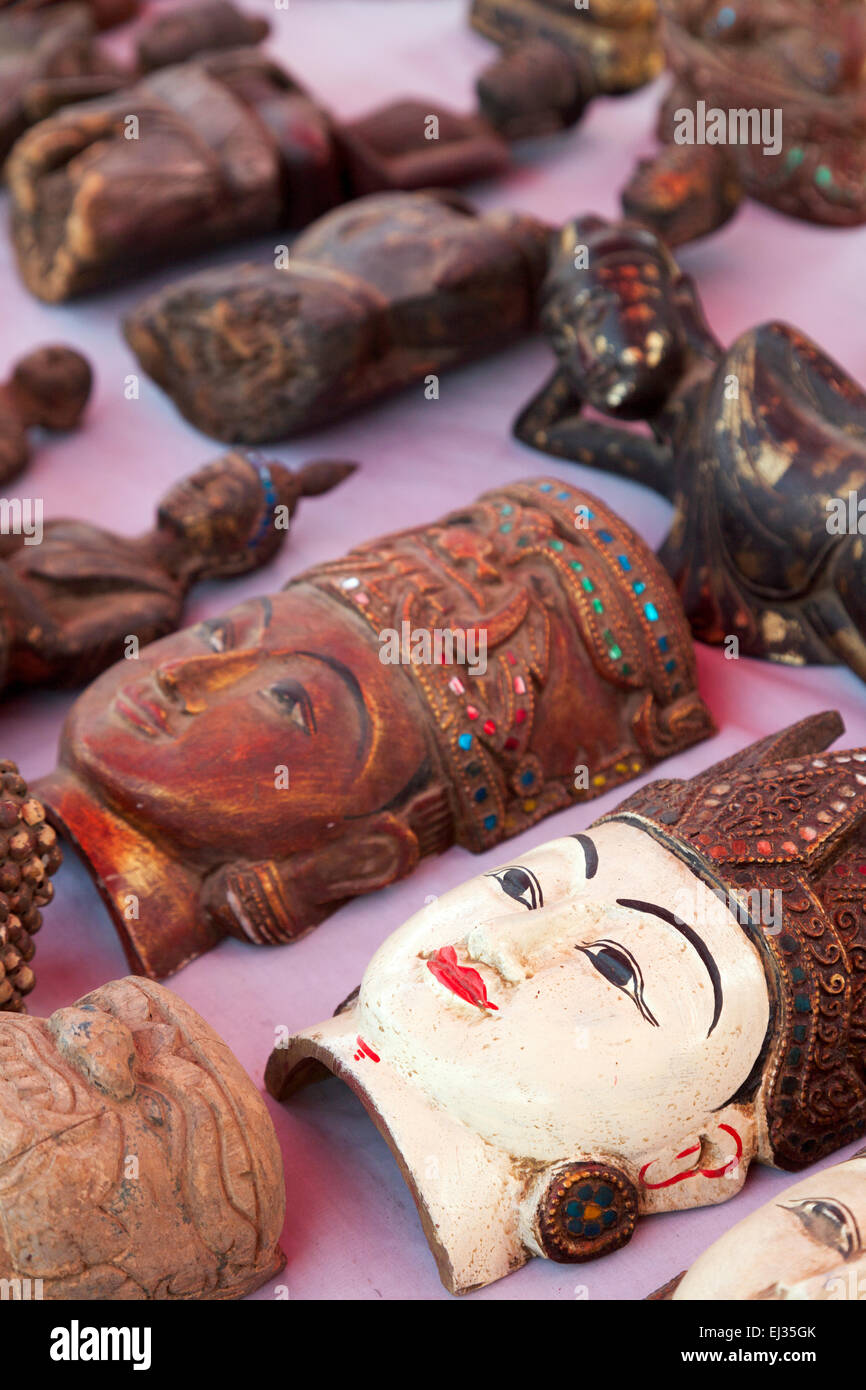 L'artisanat local à vendre at a market stall, Pan Nam village market, au Lac Inle, Myanmar ( Birmanie ), l'Asie Banque D'Images