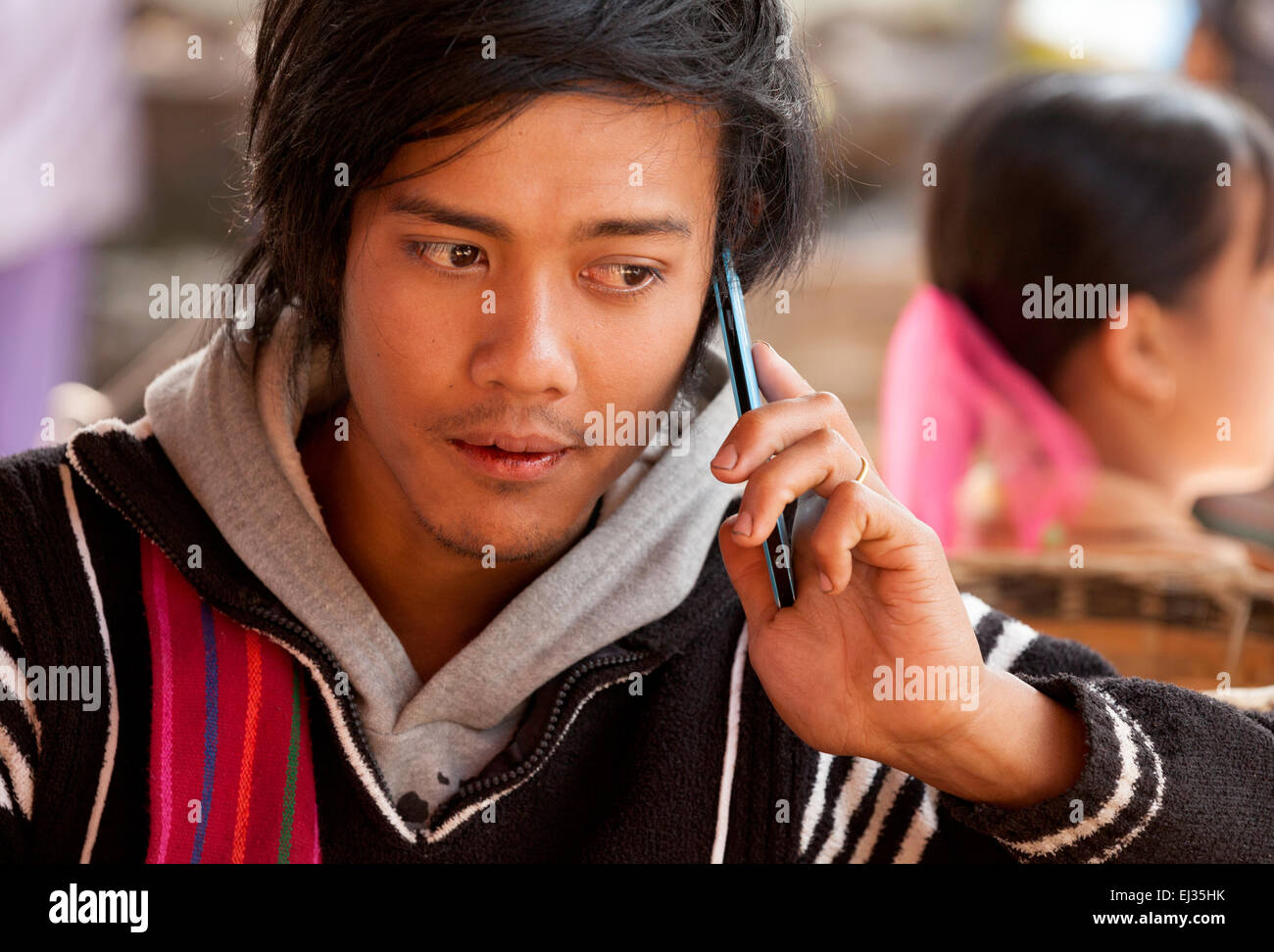 Jeune homme asiatique moderne birman à l'aide d'un téléphone mobile, le Myanmar ( Birmanie ), l'Asie Banque D'Images