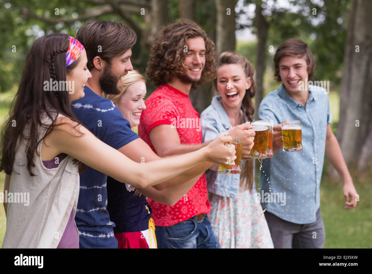 Groupe d'amis pour célébrer l'Oktoberfest Banque D'Images