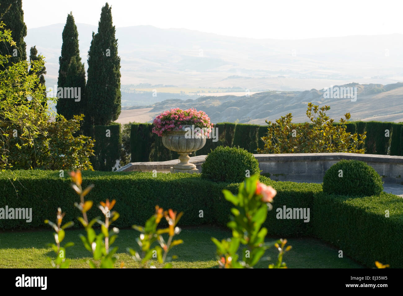 Villa La Foce, Toscane, Italie. Grand jardin avec buis taillés topiaire et couverture vues sur la campagne Toscane Banque D'Images