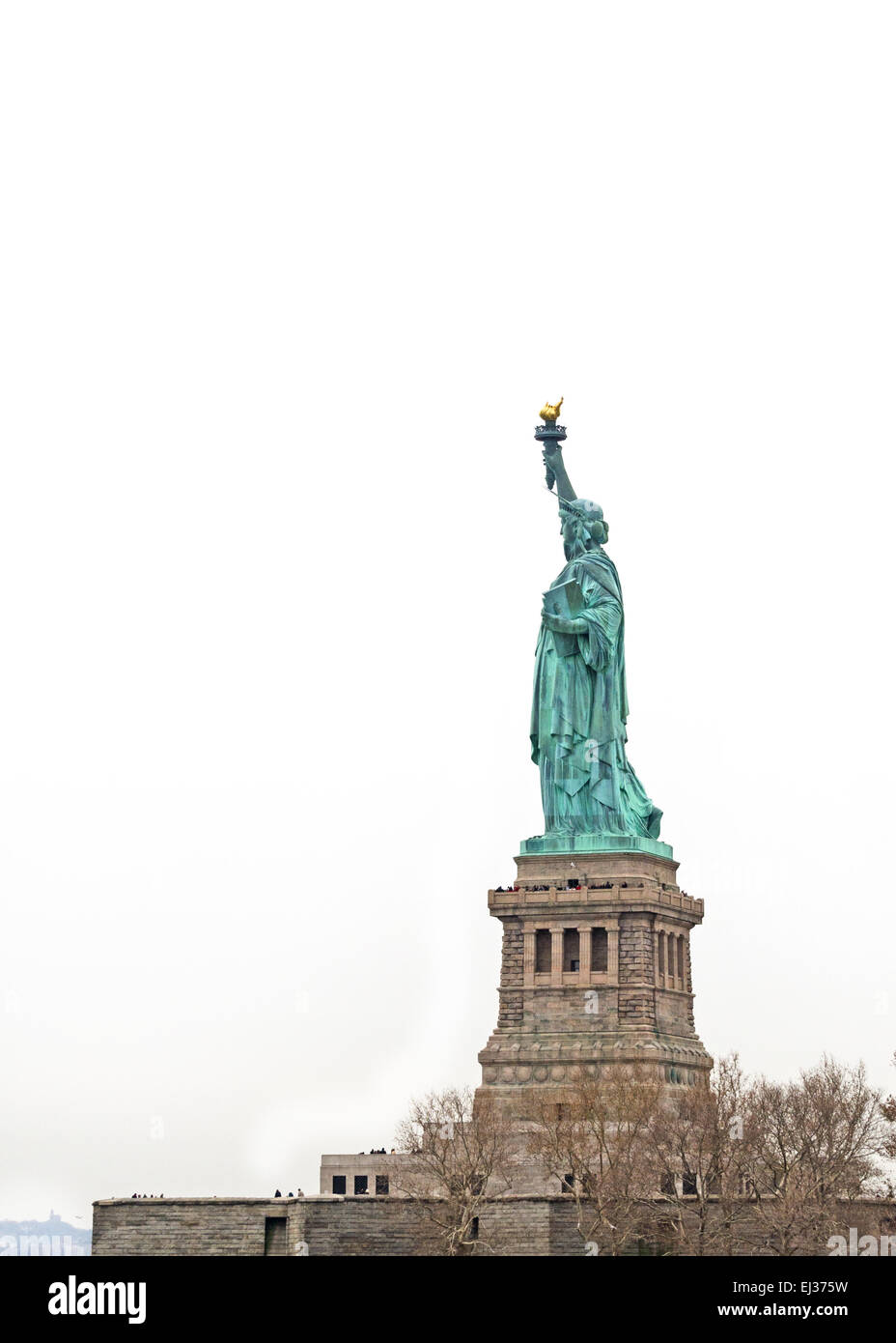 Statue of Liberty National Monument contre un ciel blanc. Banque D'Images