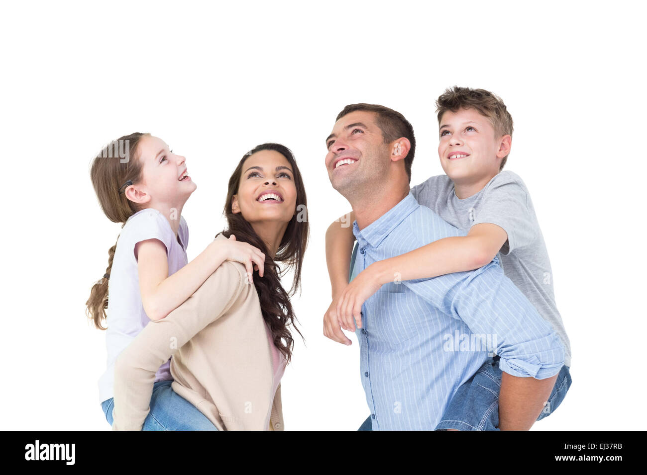 Les parents qui piggyback ride aux enfants tout en regardant vers le haut Banque D'Images