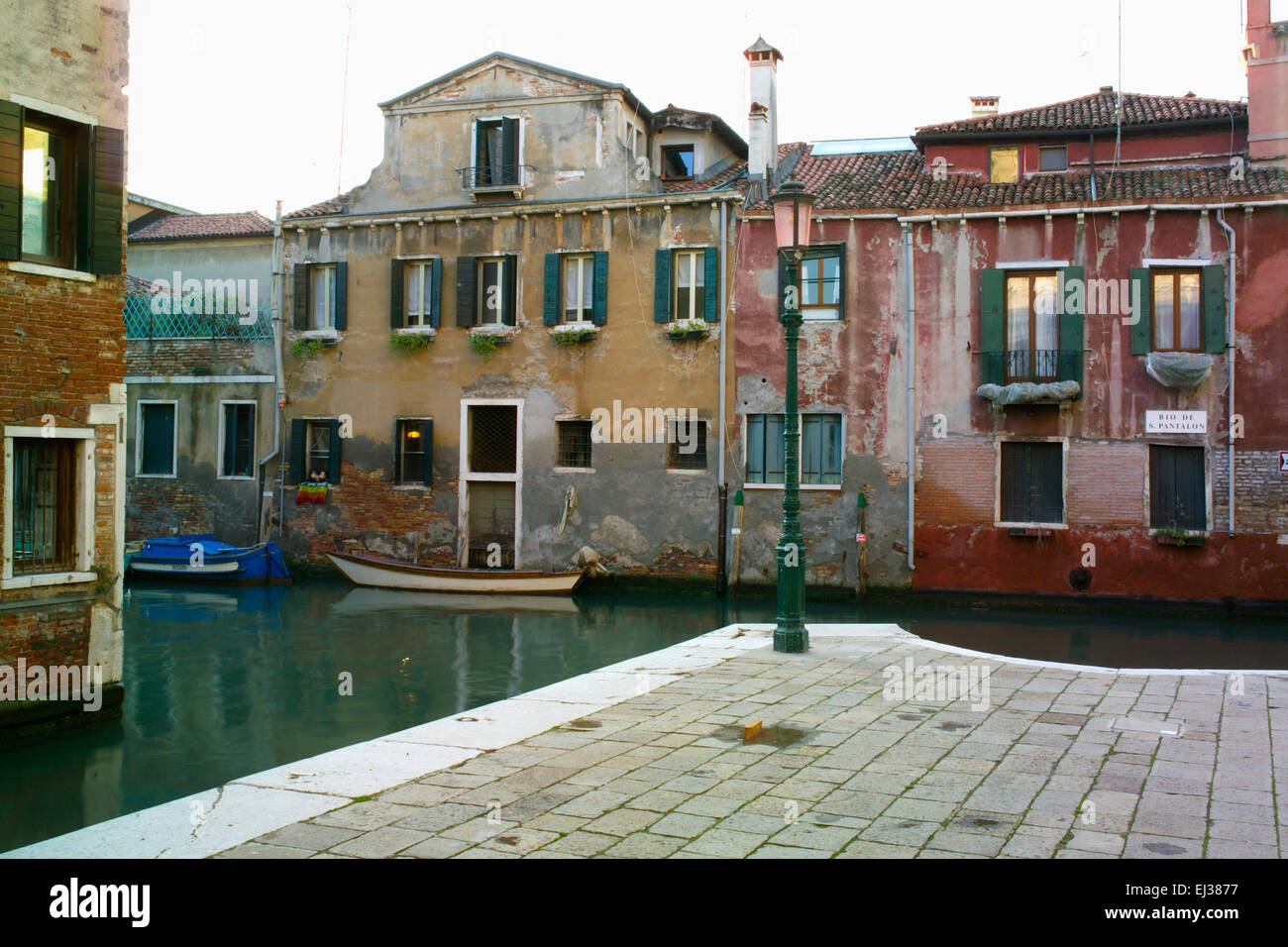 Venise, Italie. Quartier San Pantalon avec canal tranquille et petite place  Photo Stock - Alamy