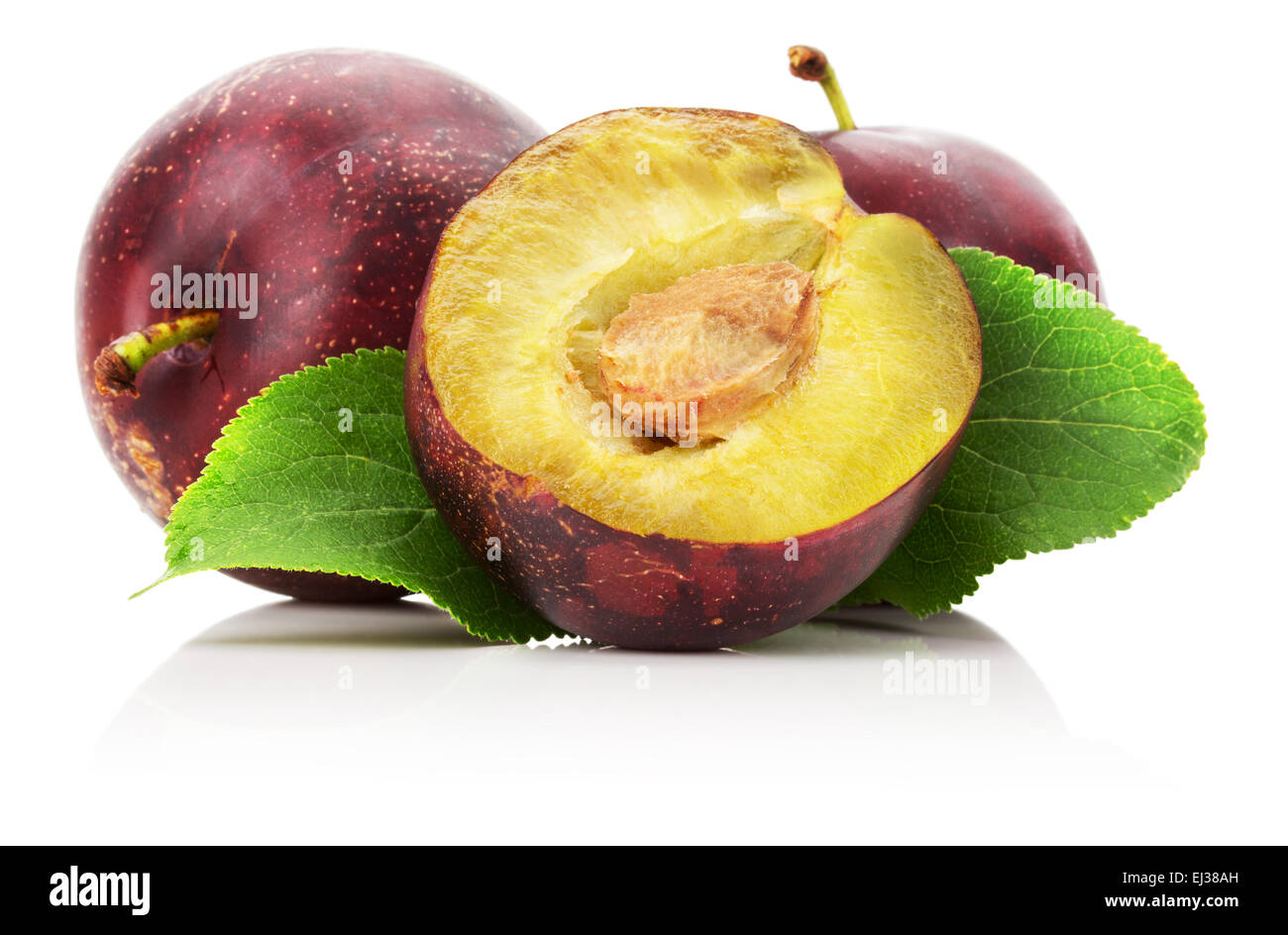 Plump juteux avec slice isolé sur le fond blanc. Banque D'Images