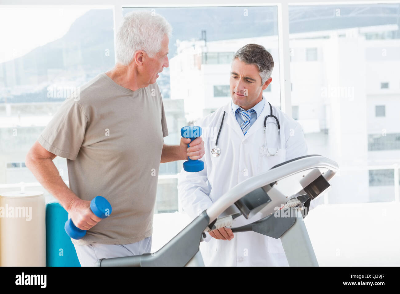 Man sur tapis roulant avec le thérapeute Banque D'Images