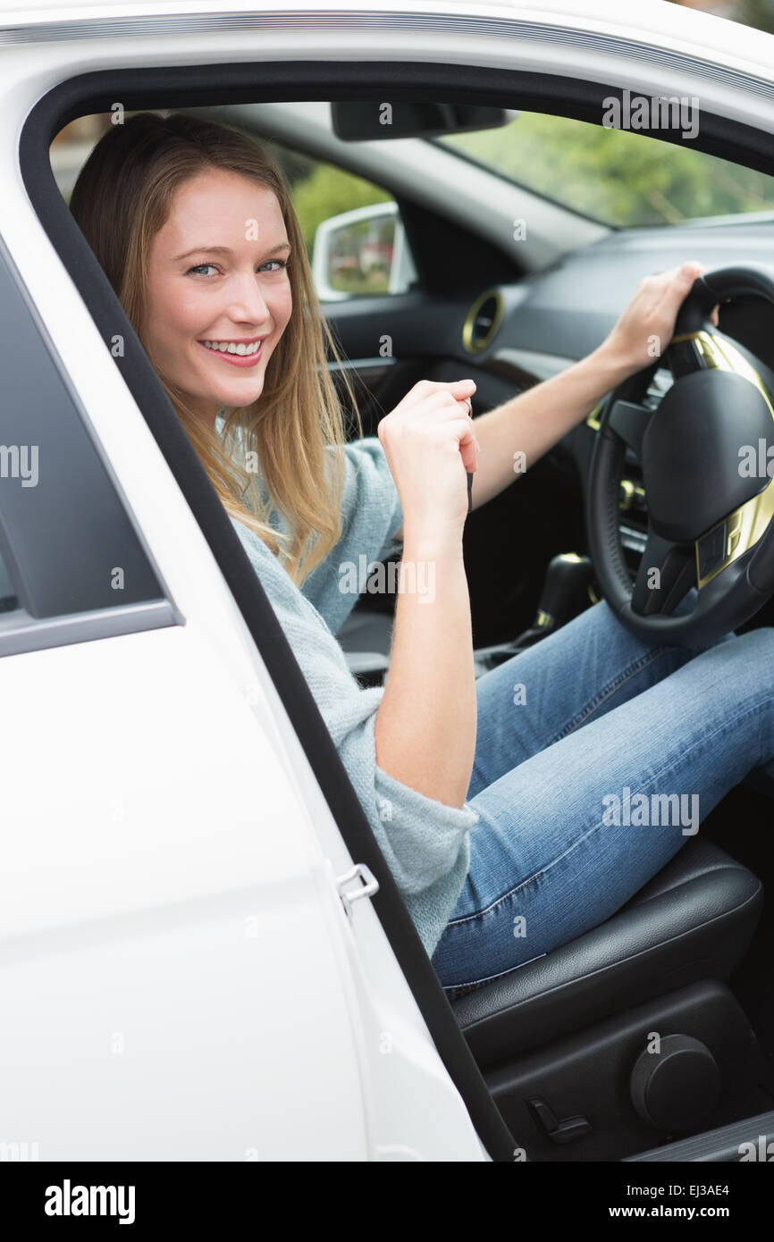 Jeune femme dans le siège du conducteur. Banque D'Images