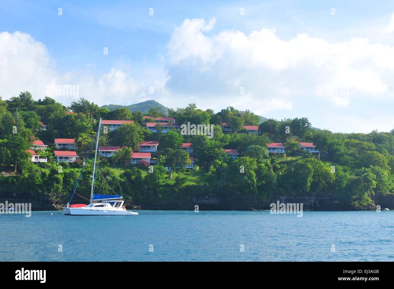 FORT-DE-FRANCE, MARTINIQUE : les touristes de la voile en catamaran luxueux à travers la mer des Caraïbes Banque D'Images