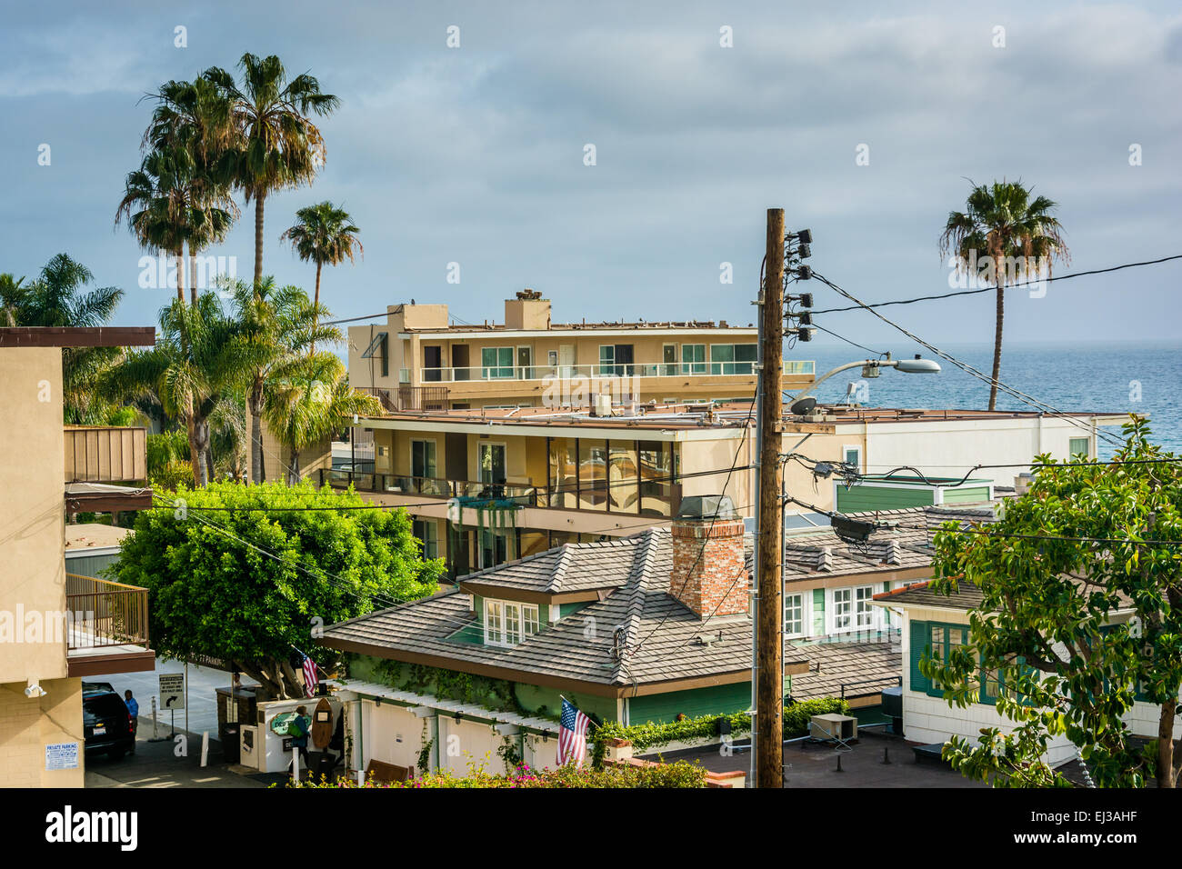 Voir des bâtiments et de l'océan Pacifique, à Laguna Beach, Californie. Banque D'Images