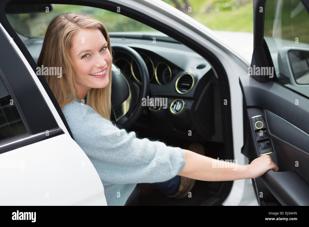 Jeune femme dans le siège du conducteur. Banque D'Images