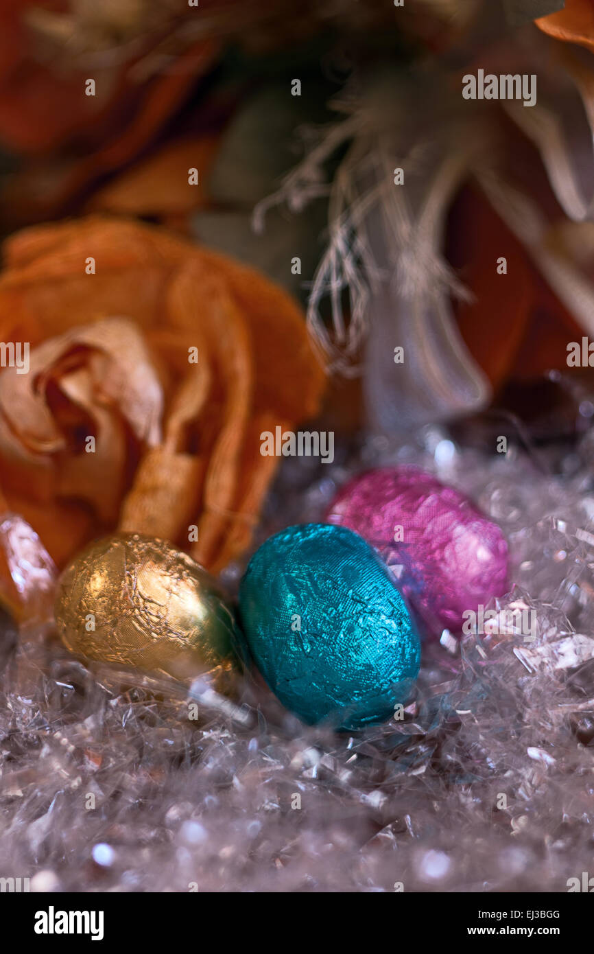Des œufs en chocolat coloré et still life Banque D'Images