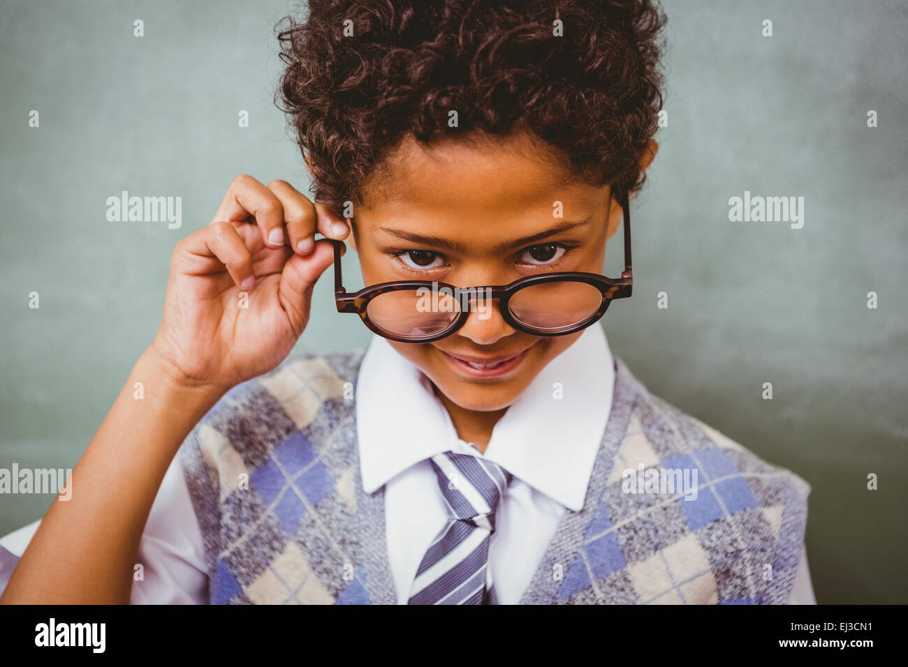 Garçon métisse frisé lunettes Banque de photographies et d’images à