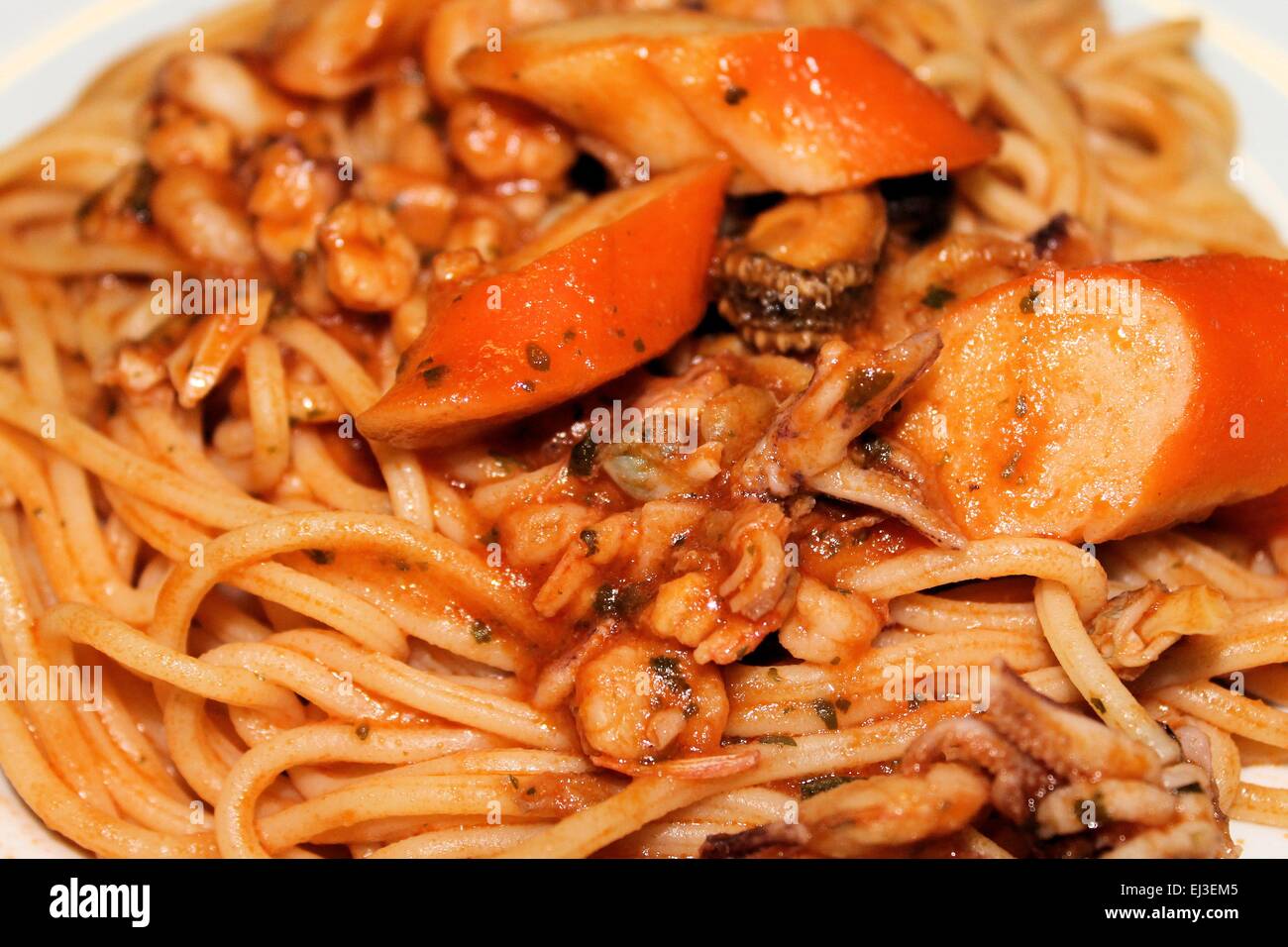 Les pâtes spaghetti avec sauce de poisson mixte Banque D'Images