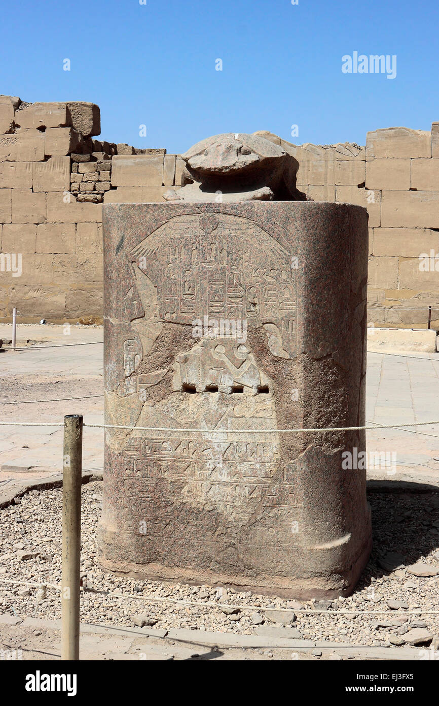Scarabée en granit statue dans le Temple de Karnak, Louxor, Egypte. Banque D'Images