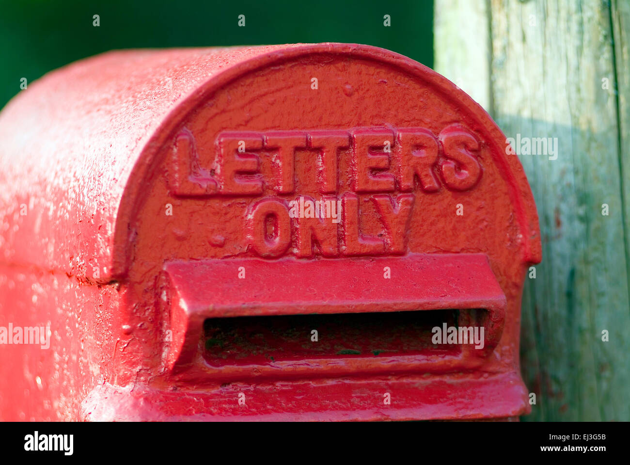 Old Red Letter Box avec des lettres que l'inscription sur elle l'Angleterre Angleterre Europe Banque D'Images