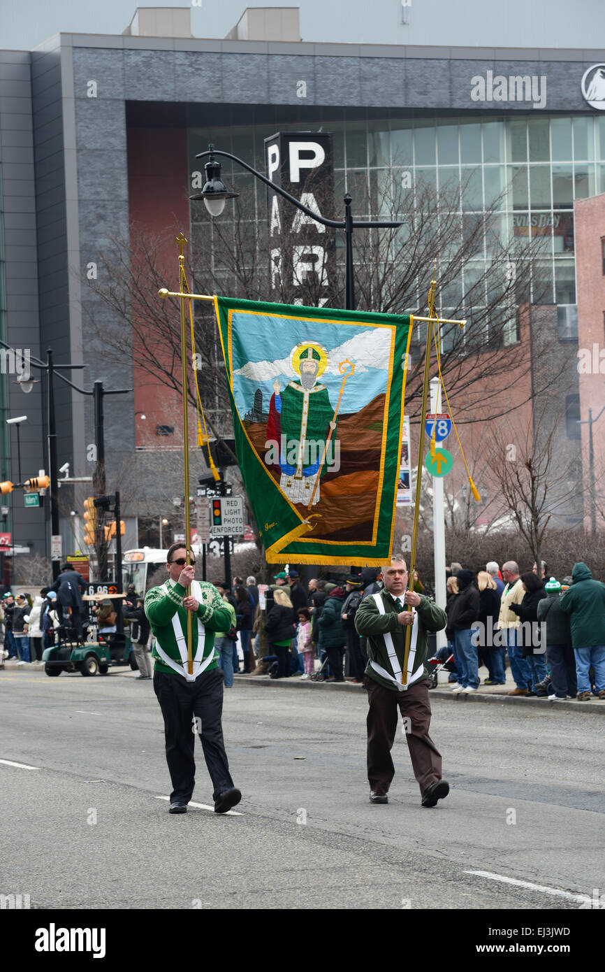 Deux homme paradant avec le drapeau de Saint Patrick 2013 au cours de la parade de la Saint Patrick. Newark, New Jersey. USA Banque D'Images