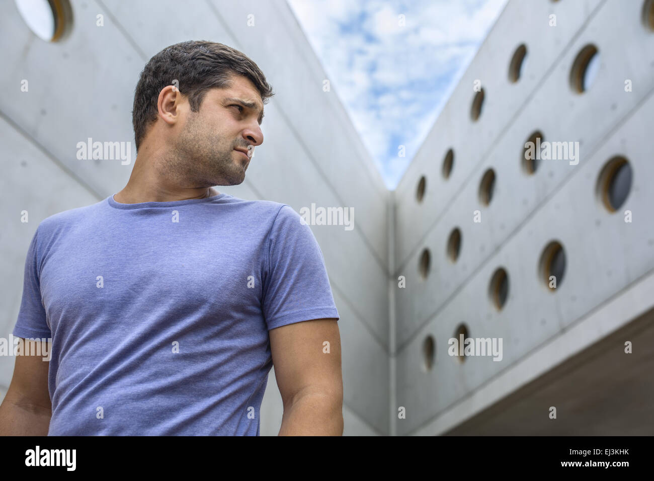 L'homme sur l'arrière-plan d'un bâtiment moderne en béton Banque D'Images