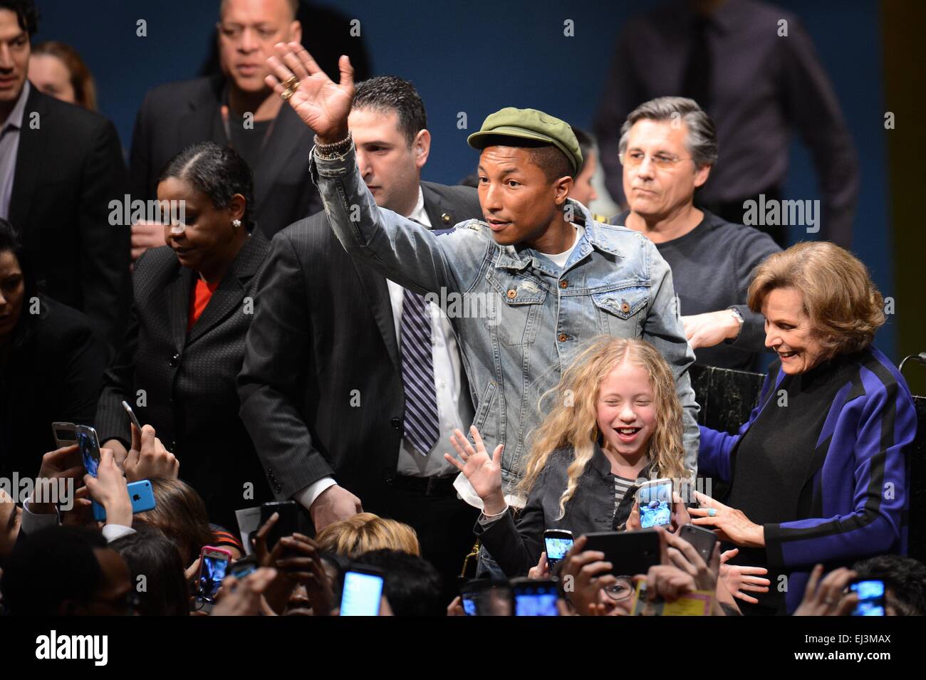 New York, USA. Mar 20, 2015. Singer Pharrell Williams vagues pour les fans lors d'un événement marquant la Journée internationale du bonheur au siège des Nations Unies à New York, le 20 mars 2015. Chanteur Grammy Pharrell Williams rejoint l'Organisation des Nations Unies pour célébrer la Journée internationale du bonheur le vendredi, avec un accent mis sur la transmission aux jeunes et déplacez-les à prendre des mesures sur le changement climatique. Credit : Niu Xiaolei/Xinhua/Alamy Live News Banque D'Images