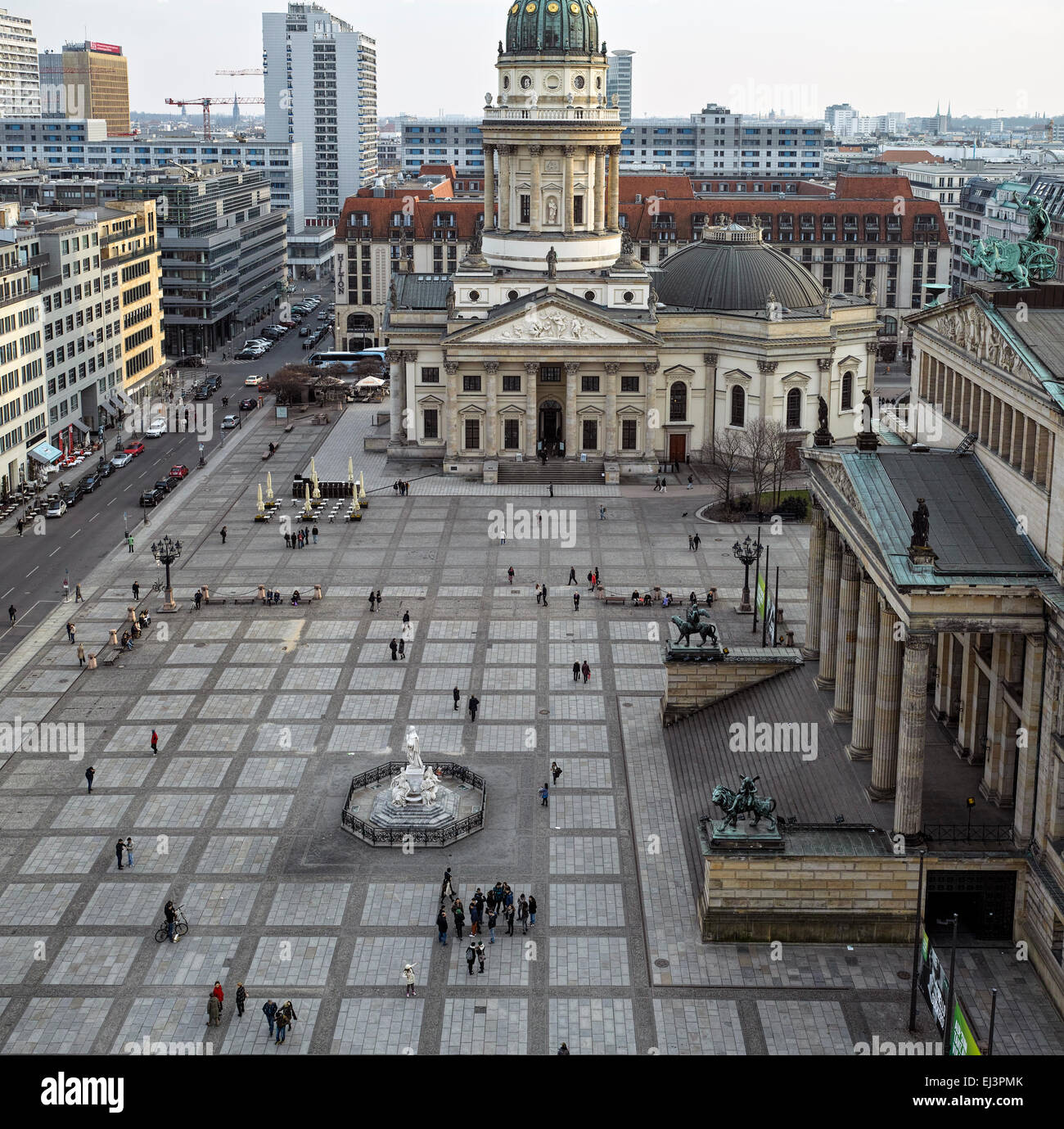 Berlin Gendarmenplatz à partir de ci-dessus. Vue de la cathédrale allemande (Deutscher Dom), avec l'Konzert Haus (Salle de Concert). Banque D'Images