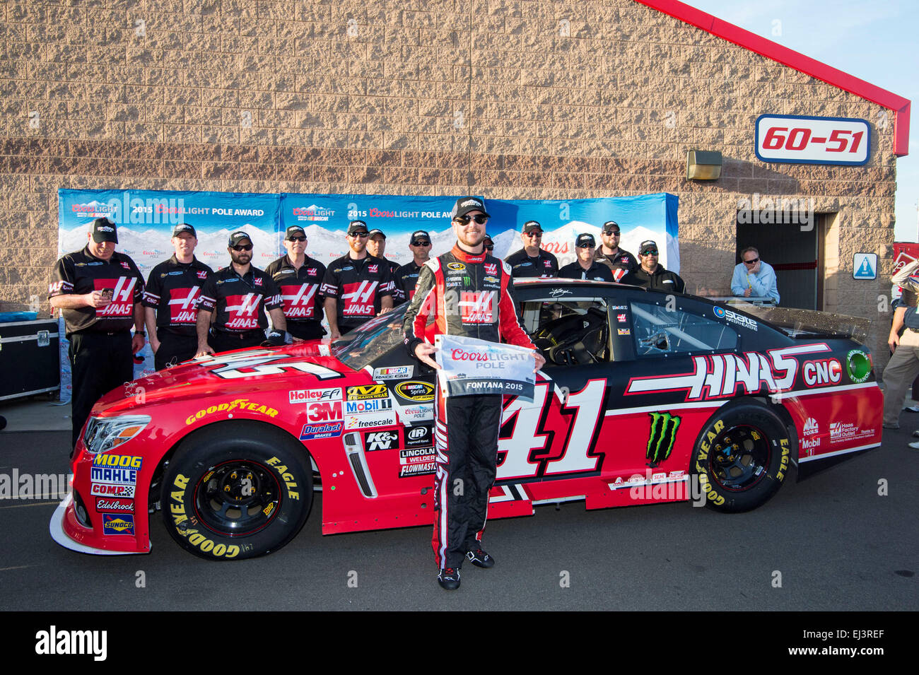 Fontana, CA, USA. Mar 20, 2015. Fontana, CA - Mar 20, 2015 : Kurt Busch et son équipe posent pour les photos après avoir remporté le pôle Coors Light Award pour l'Auto Club 400 à Auto Club Speedway à Fontana, CA. © csm/Alamy Live News Banque D'Images