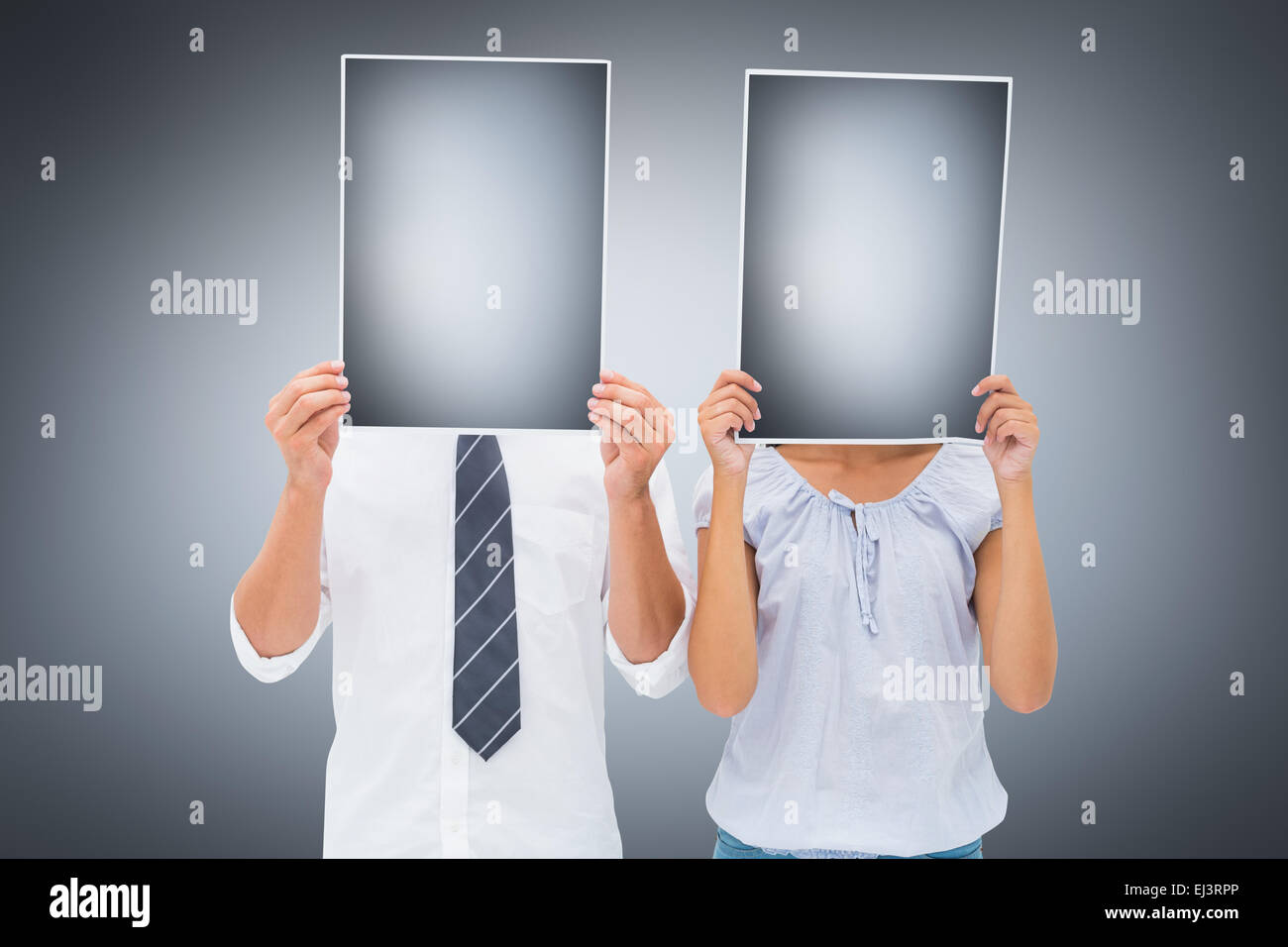 Image composite du couple holding paper sur leurs visages Banque D'Images