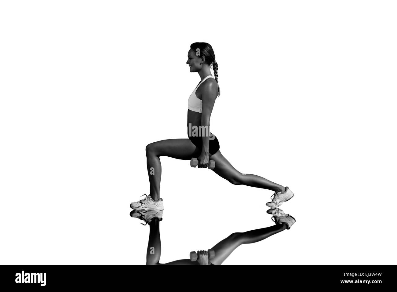 Image composite de l'ajustement pondéré femme se jette sur la plage Banque D'Images