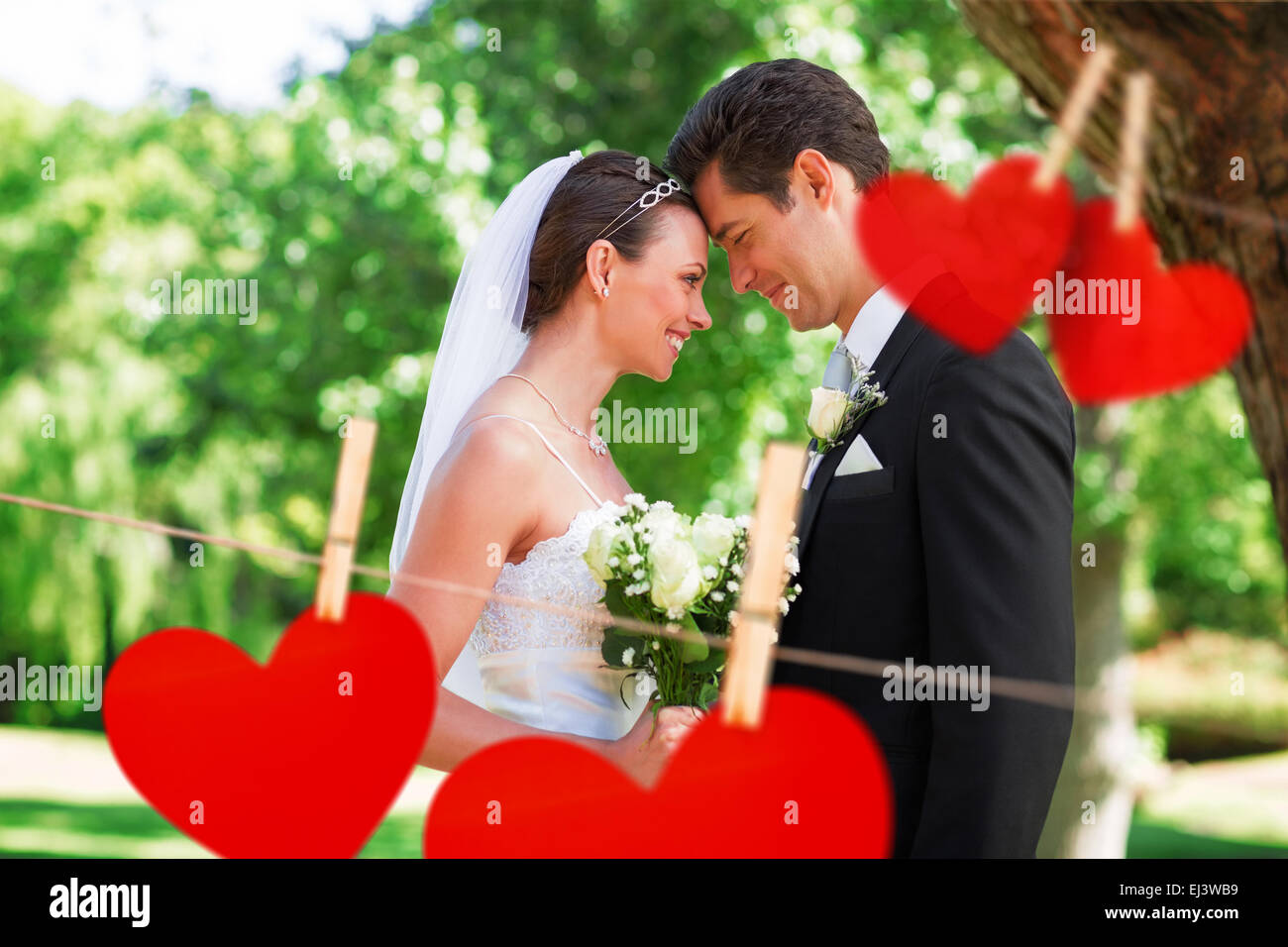 Image composite de l'amour couple de jeunes mariés en jardin Banque D'Images