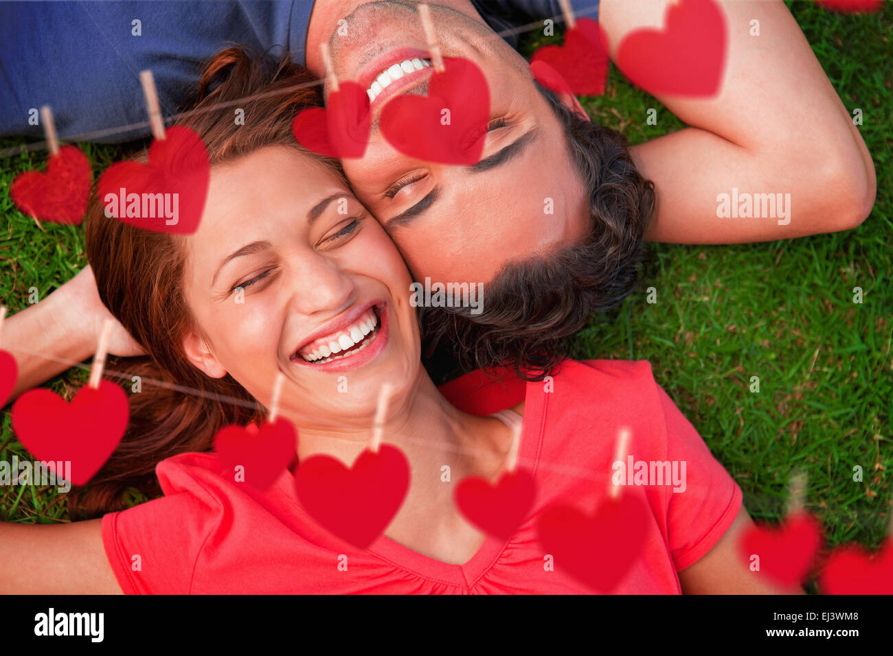 Image composite de deux amis smiling en position couchée la tête à l'épaule avec un bras derrière la tête Banque D'Images