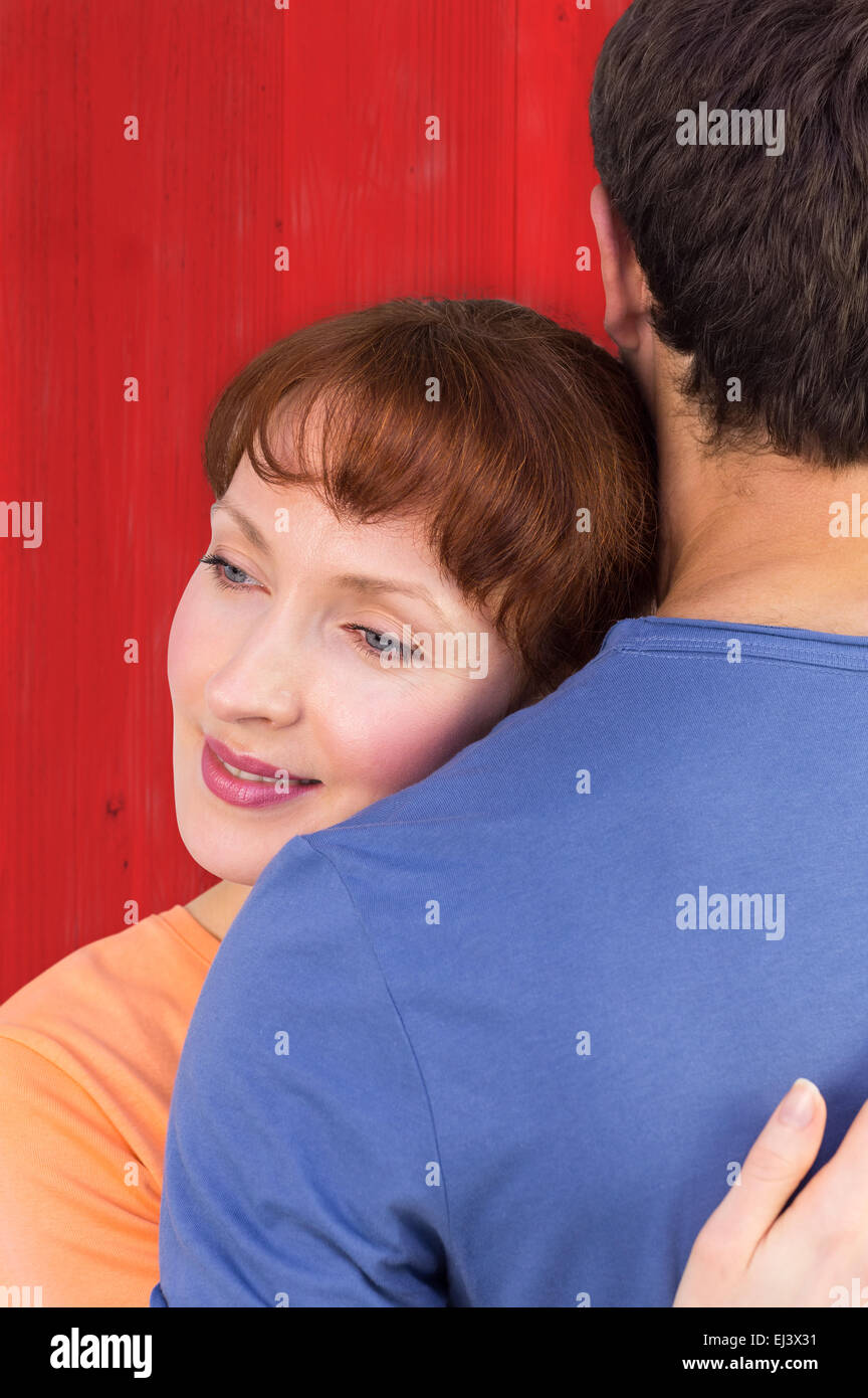 Image composite de l'heureux couple hugging on un autre Banque D'Images
