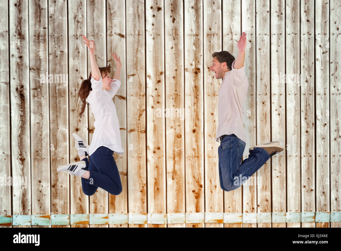 Image composite du couple sautant en l'air Banque D'Images