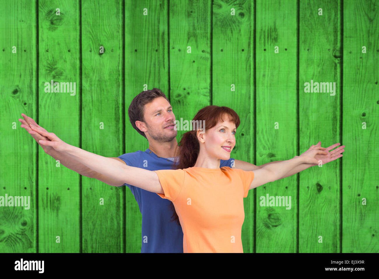 Image composite de l'heureux couple regardant vers le haut Banque D'Images