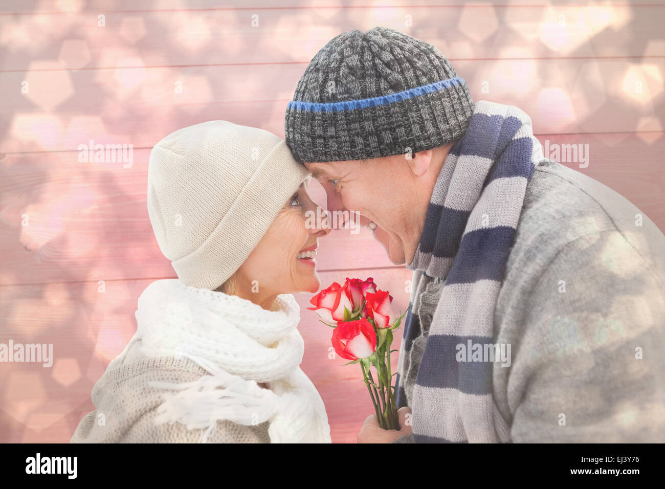 Libre de droits d'âge mûr dans des vêtements d'hiver avec des roses Banque D'Images