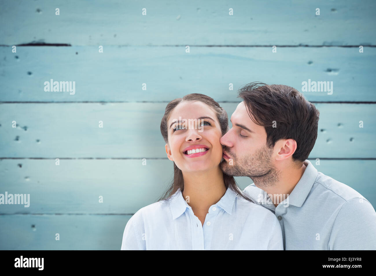 Image composite de bel homme baisers petite amie sur la joue Banque D'Images