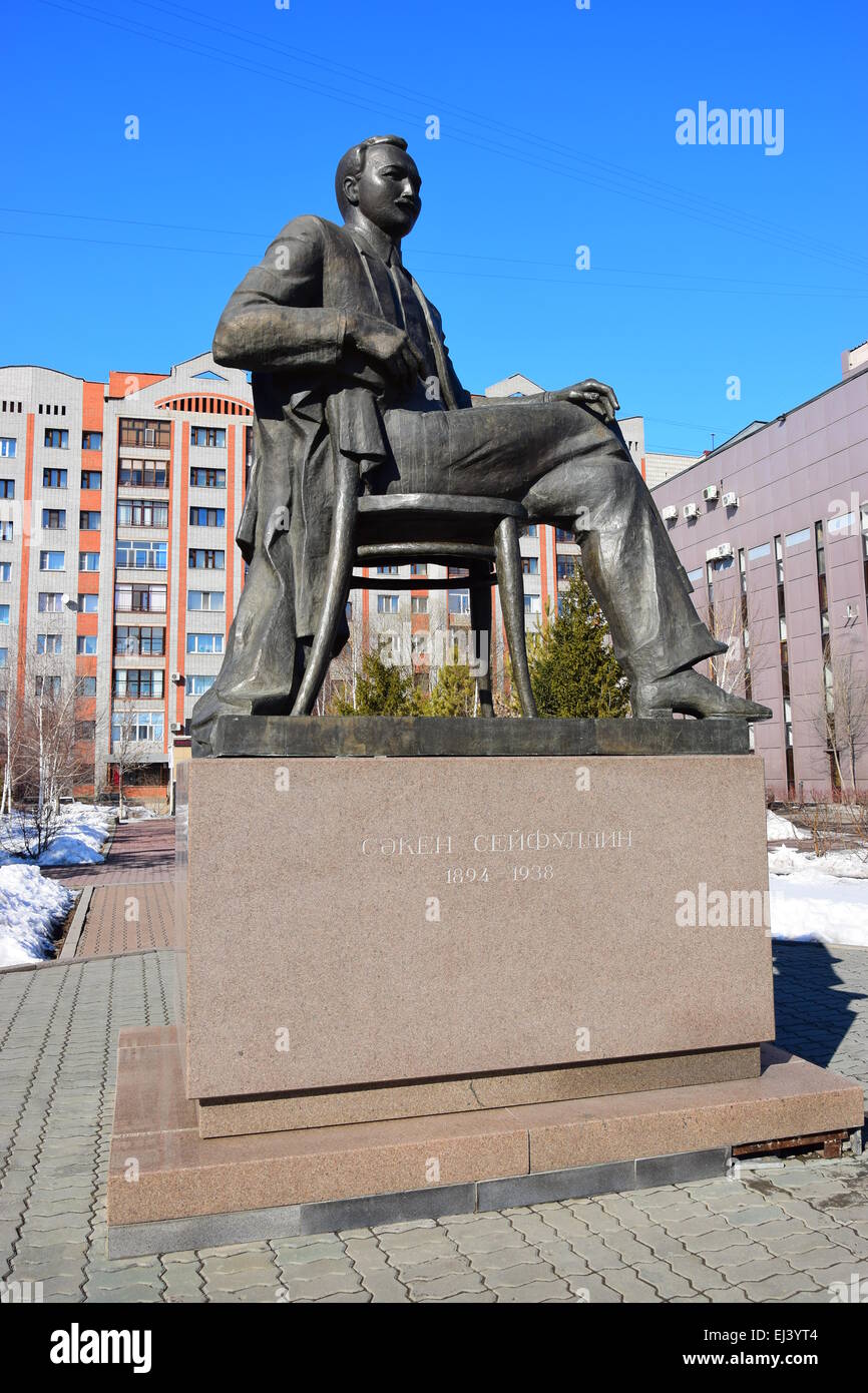 Monument à la grande poète kazakh Saken Seifullin à Astana, Kazakhstan Banque D'Images