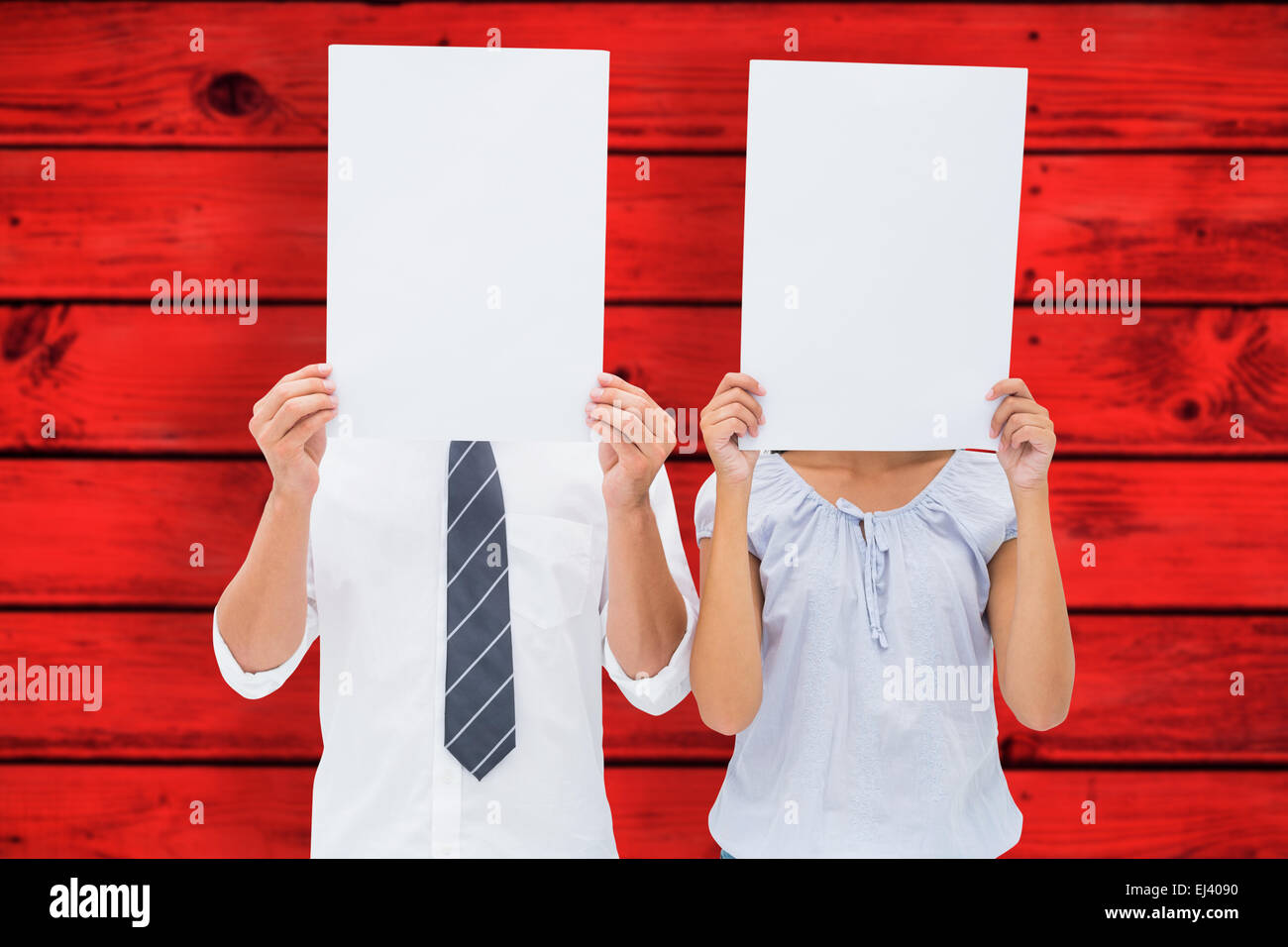 Image composite du couple holding paper sur leurs visages Banque D'Images