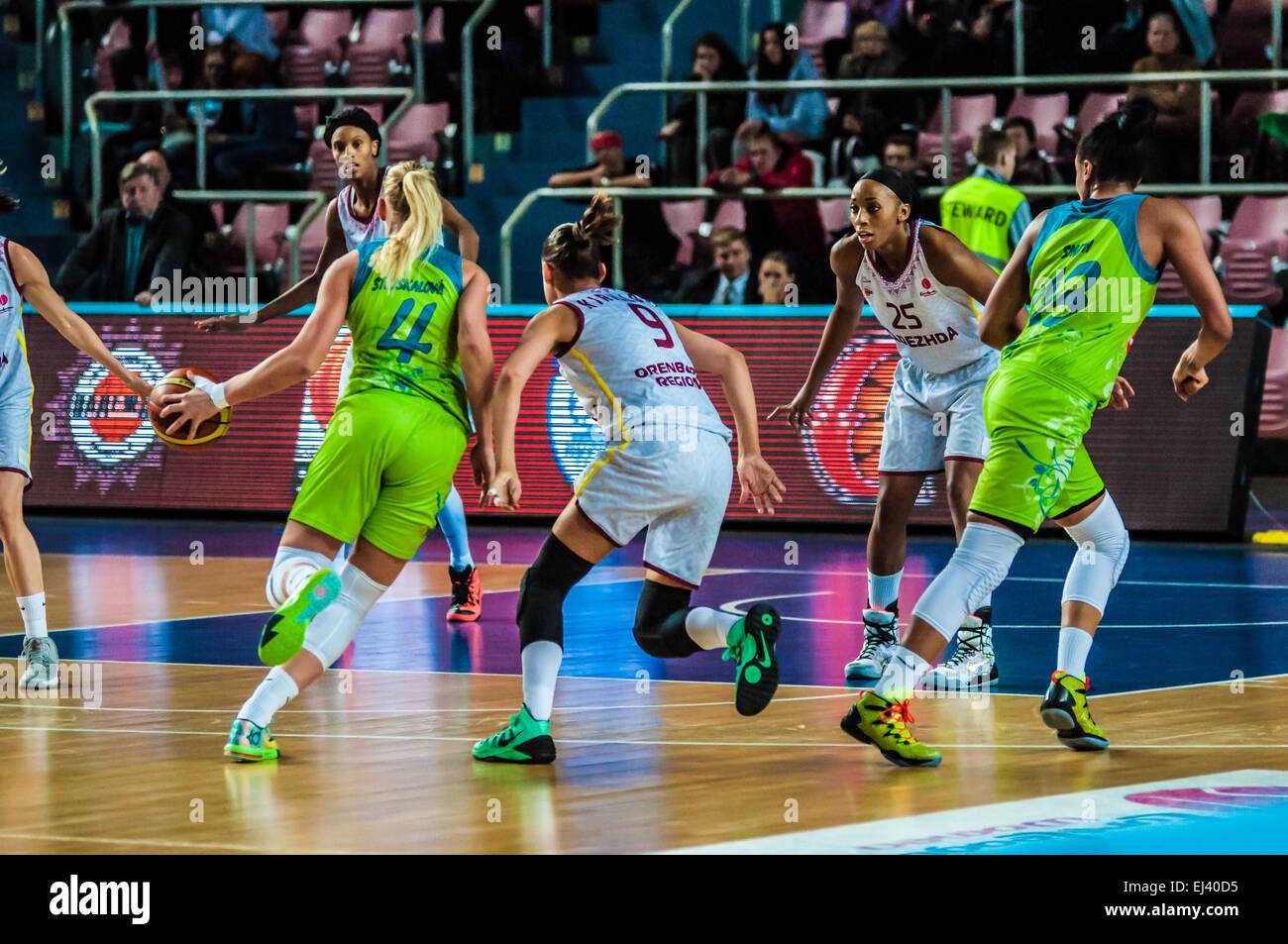 Orenbourg, région d'Orenbourg, Russie - 3 décembre 2014 : l'équipe de basket-ball womens 'Nadezhda' (Orenbourg) et 'Imos Brno' (République Tchèque Banque D'Images