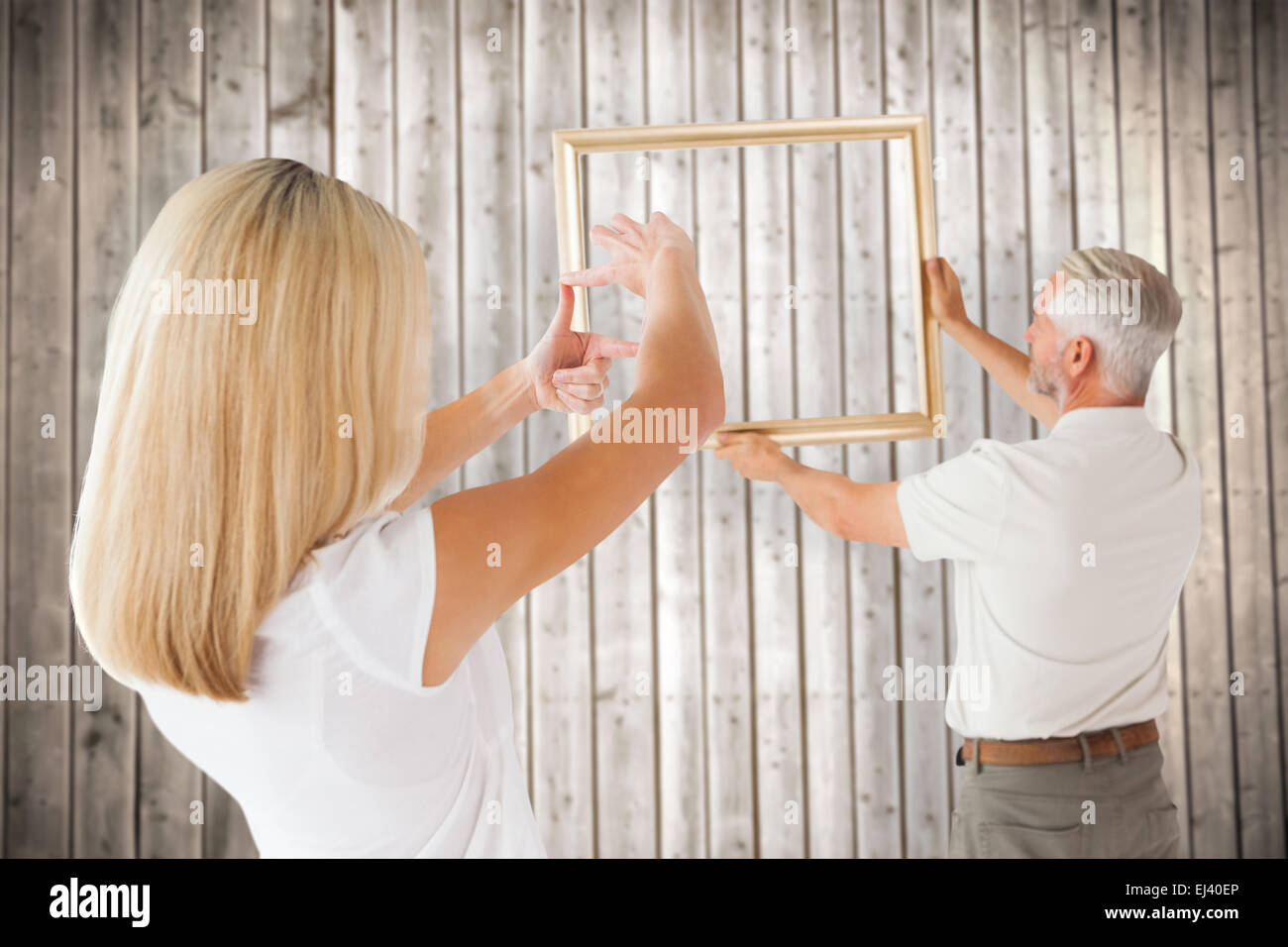 Image composite du couple hanging une armature ensemble Banque D'Images