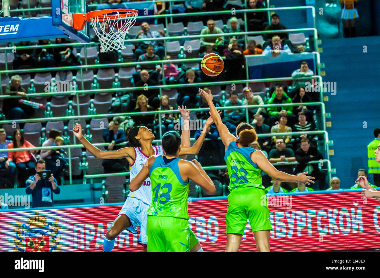 Orenbourg, région d'Orenbourg, Russie - 3 décembre 2014 : l'équipe de basket-ball womens 'Nadezhda' (Orenbourg) et 'Imos Brno' (République Tchèque Banque D'Images