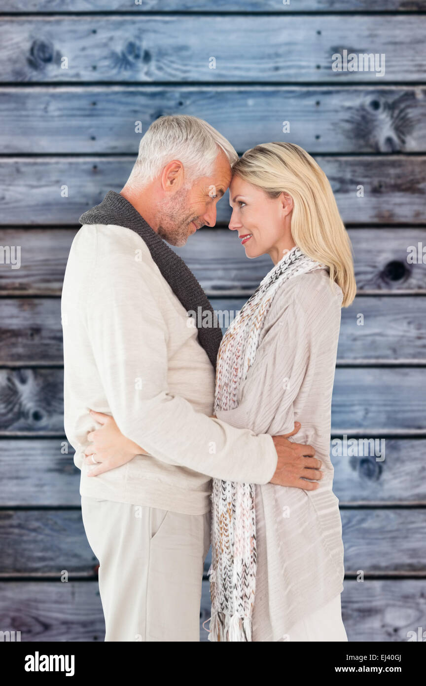 Image composite de l'heureux couple hugging et permanent Banque D'Images