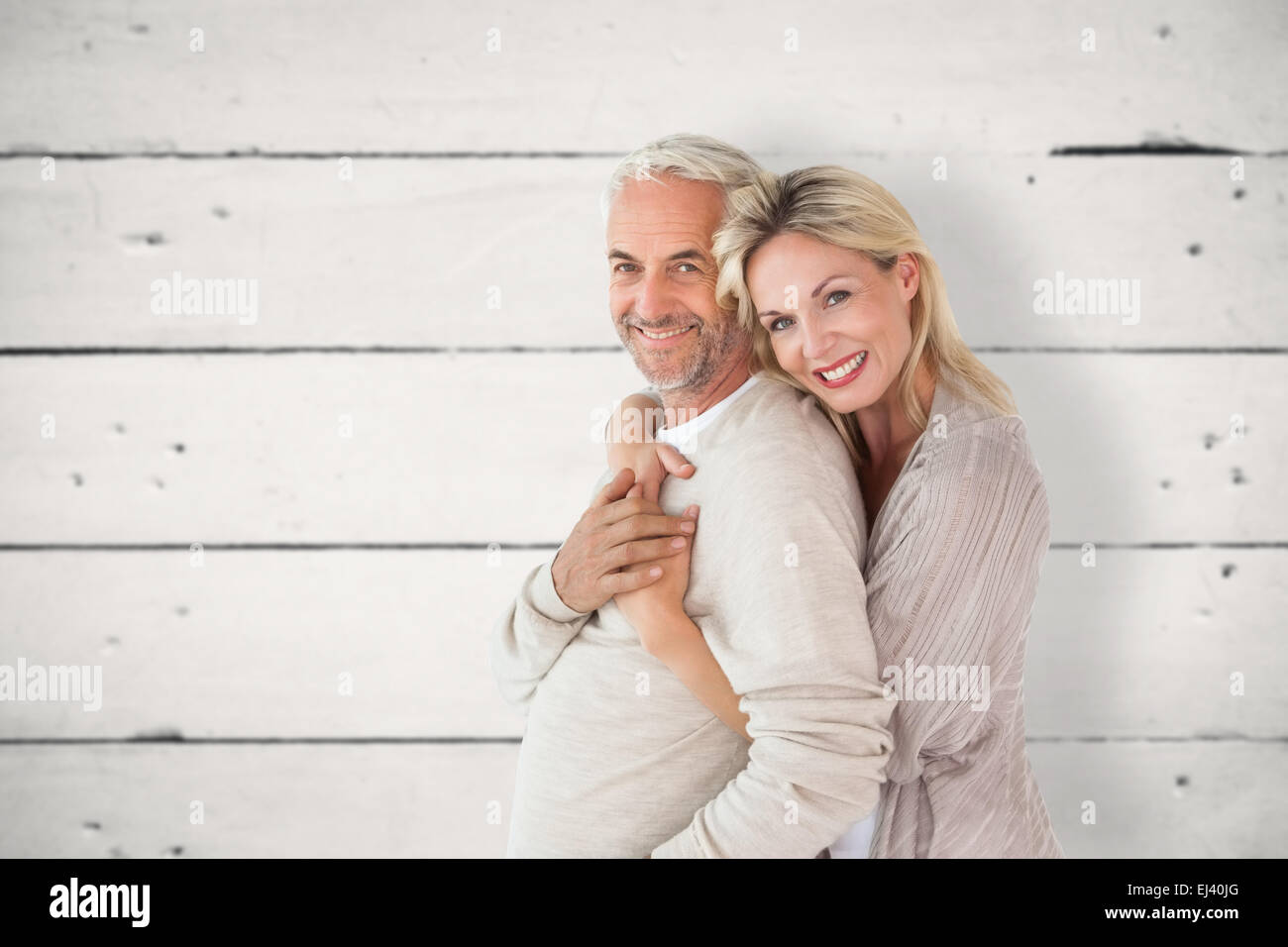 Image composite de l'heureux couple hugging et permanent Banque D'Images