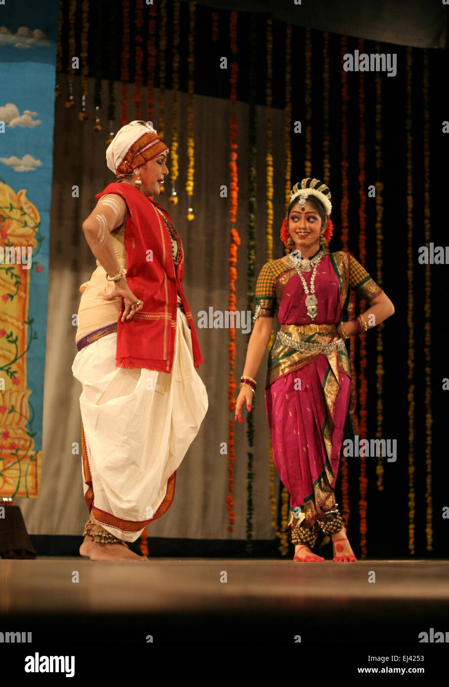 Manaswini Avvari Gollabhama Ramadevi gourou et effectuer une kalapam le kuchipudi danse dramatique sur conception de femme sur juillet 27,2012. Banque D'Images