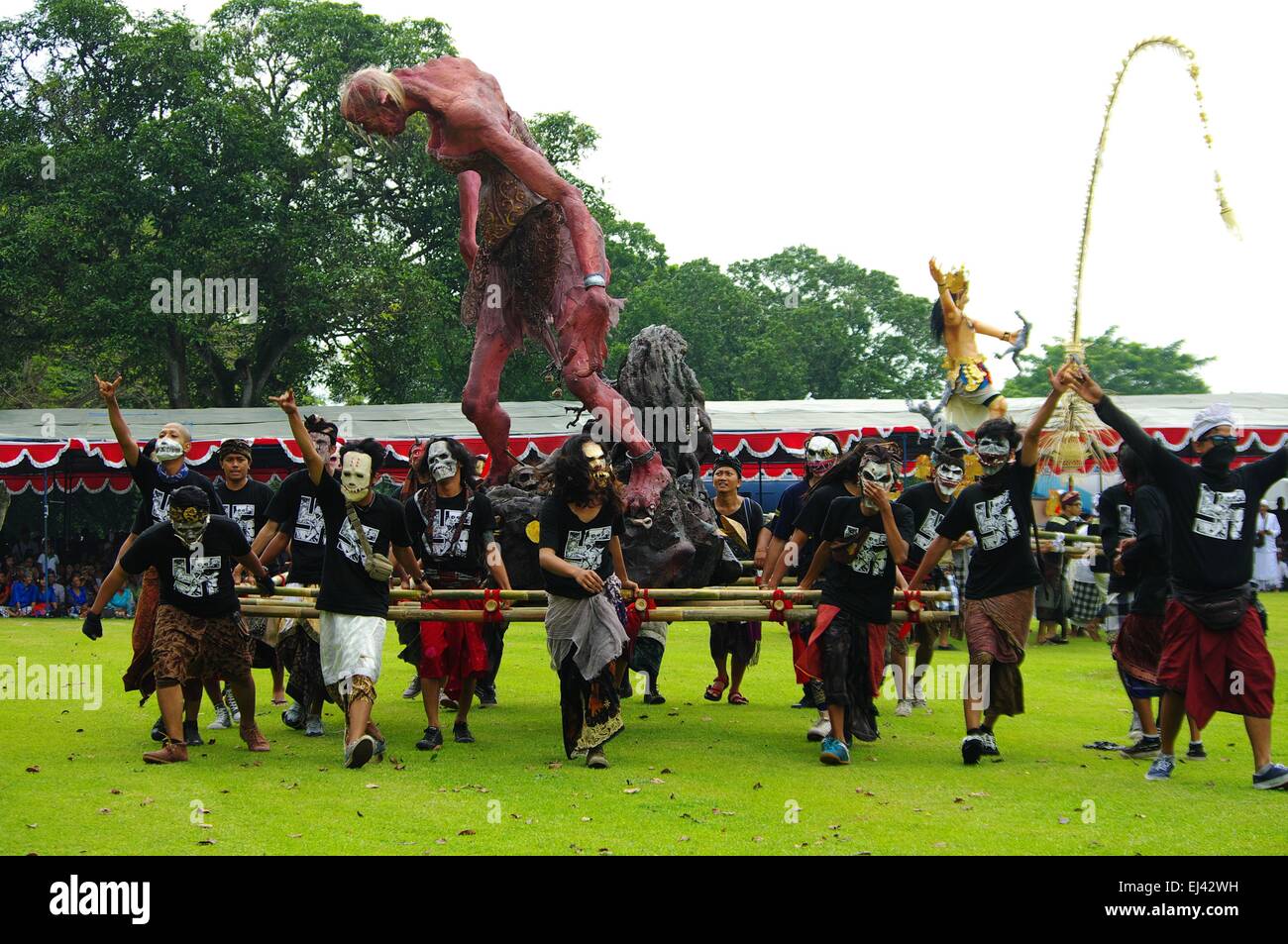 Klaten, Central Java, Indonésie, le 20 Mar, 2015. Les gens qui portent des masques ont un crâne-Ogoh ogoh statues lors de la veille du Nouvel An balinais célébration en face du temple de Prambanan complexe. Ogoh ogoh-Ngrupuk sont effectuées au cours de parade et représente les démons inspiré par la philosophie hindoue, brûlé par la suite en cendres comme un symbole de l'auto-purification. Credit : Davide Vadala/ Alamy Live News Banque D'Images