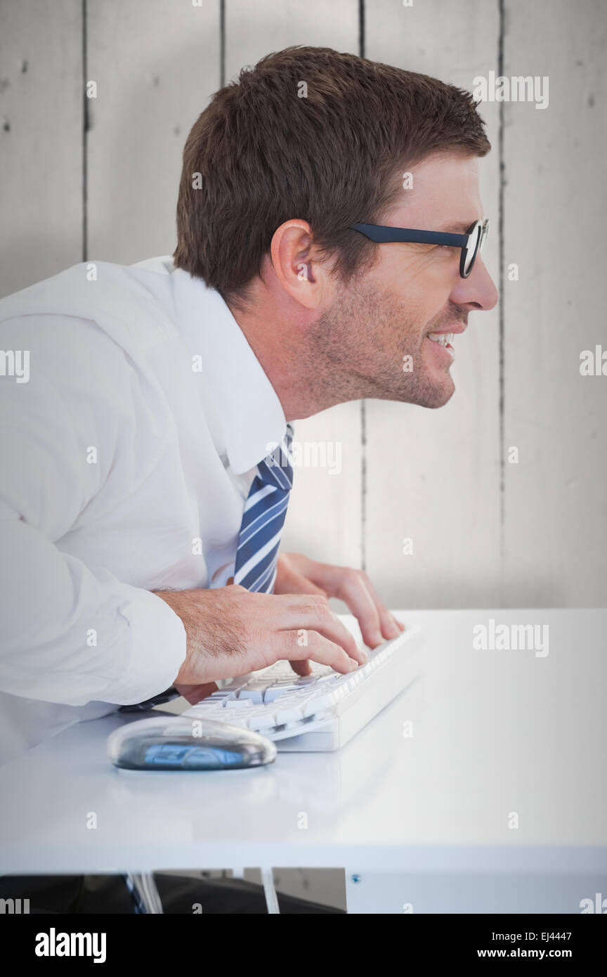 Image composite de travailleur d'affaires avec des lunettes de lecture sur ordinateur Banque D'Images