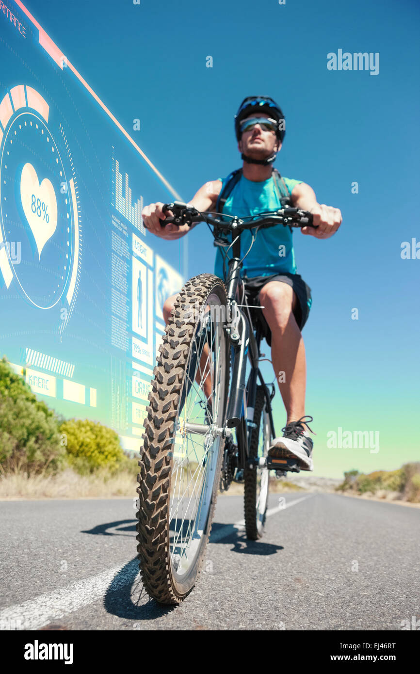 Image composite de l'homme sportif du vélo sur route ouverte Banque D'Images