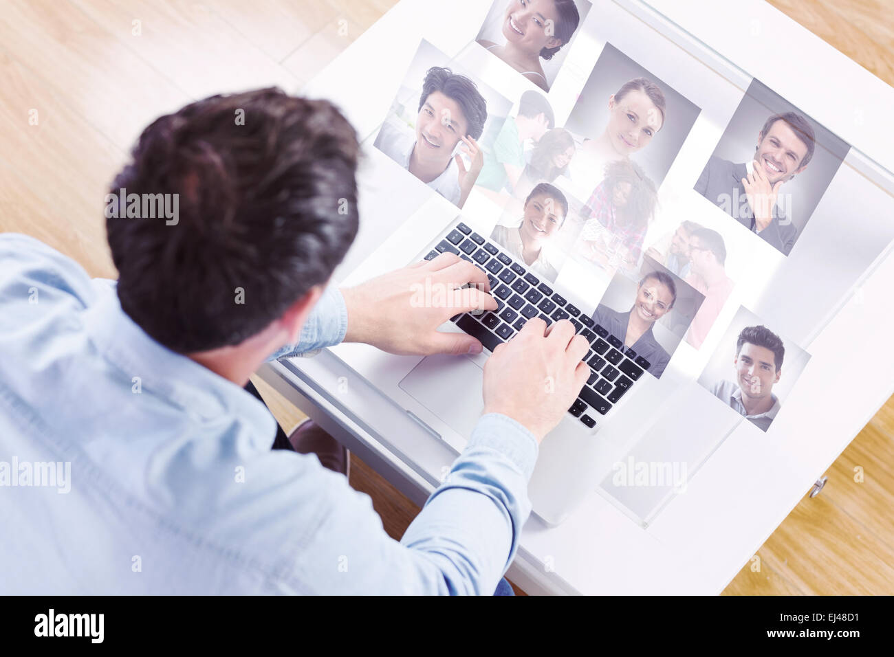 Image composite de l'équipe de création sur des planches-contact en réunion Banque D'Images