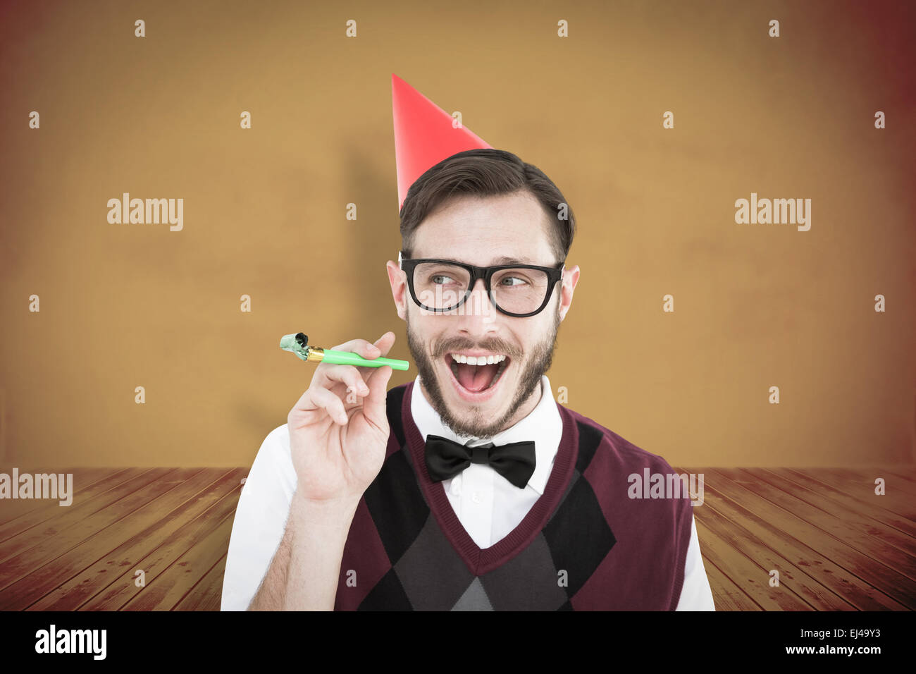 Image composite de hipster geek in party hat avec corne Banque D'Images