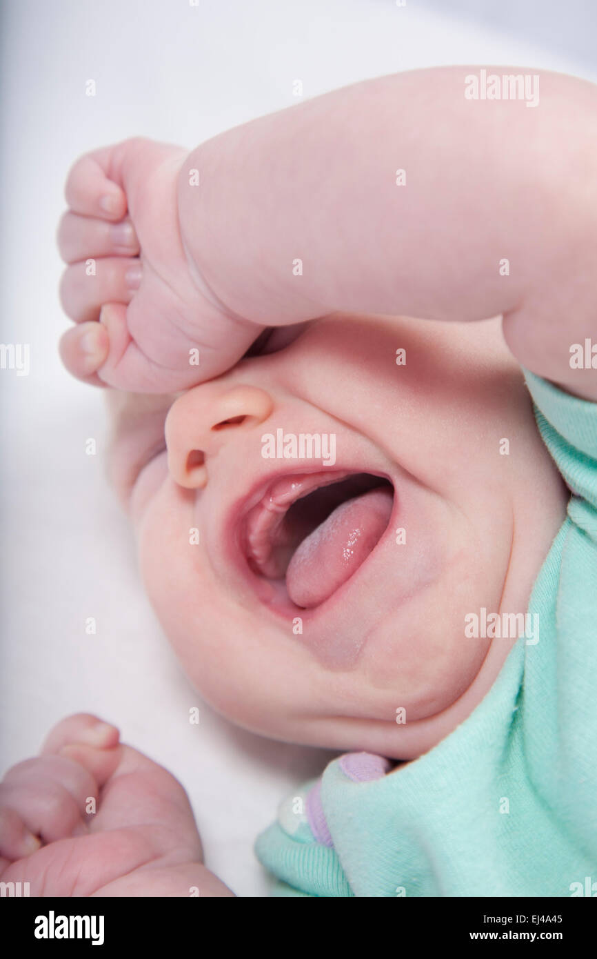 L Age D Un Mois Bebe Onesie Green Shirt Pleurer Et Crier Les Yeux Fermer Langue Sur Couvre Lit Blanc Photo Stock Alamy